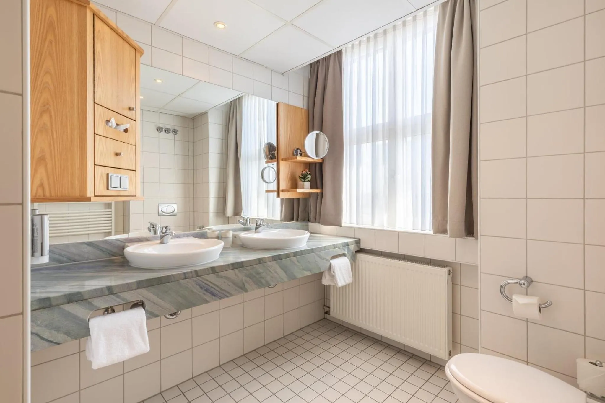 Bathroom in Garner Hotel Essen - Handelshof by IHG