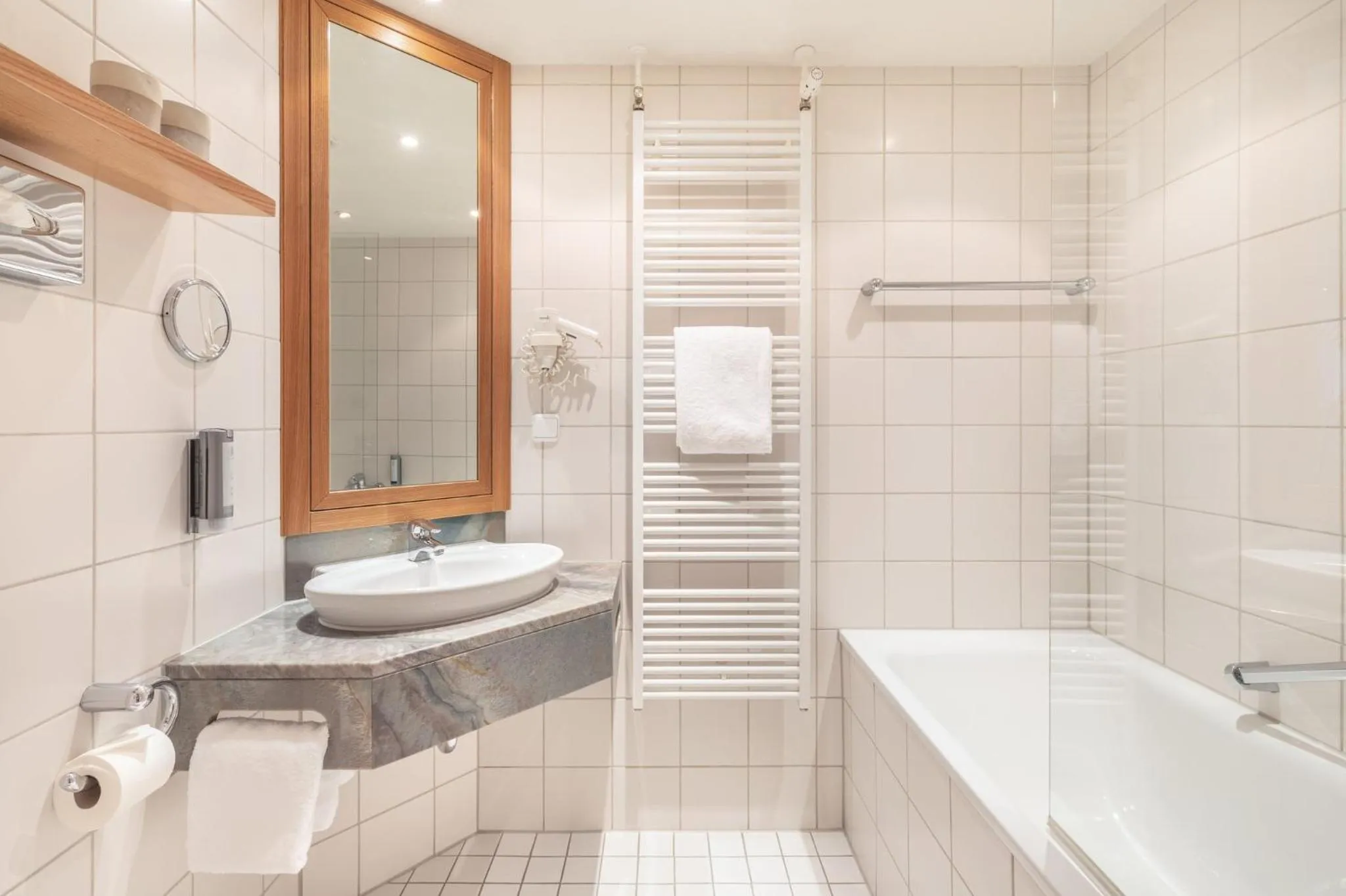 Bathroom in Garner Hotel Essen - Handelshof by IHG