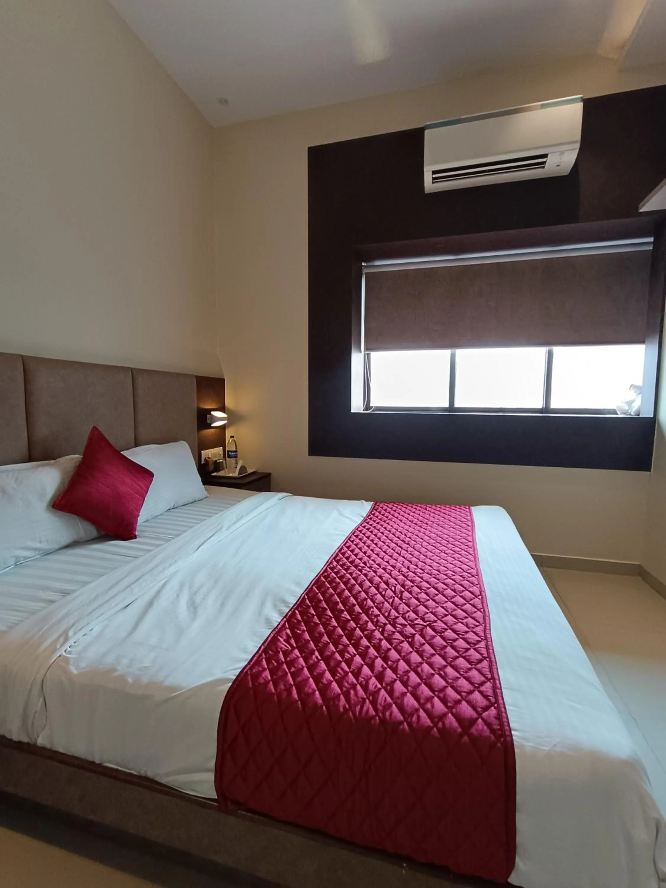 TV and multimedia, Bed in Hotel West INN-Near Mumbai International Airport