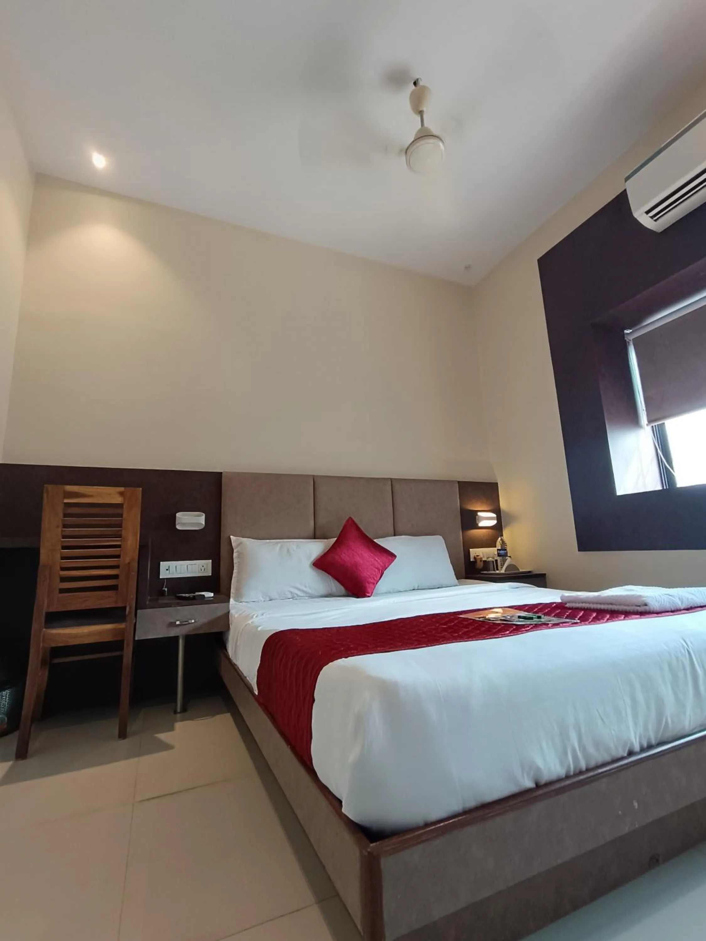 Bed in Hotel West INN-Near Mumbai International Airport