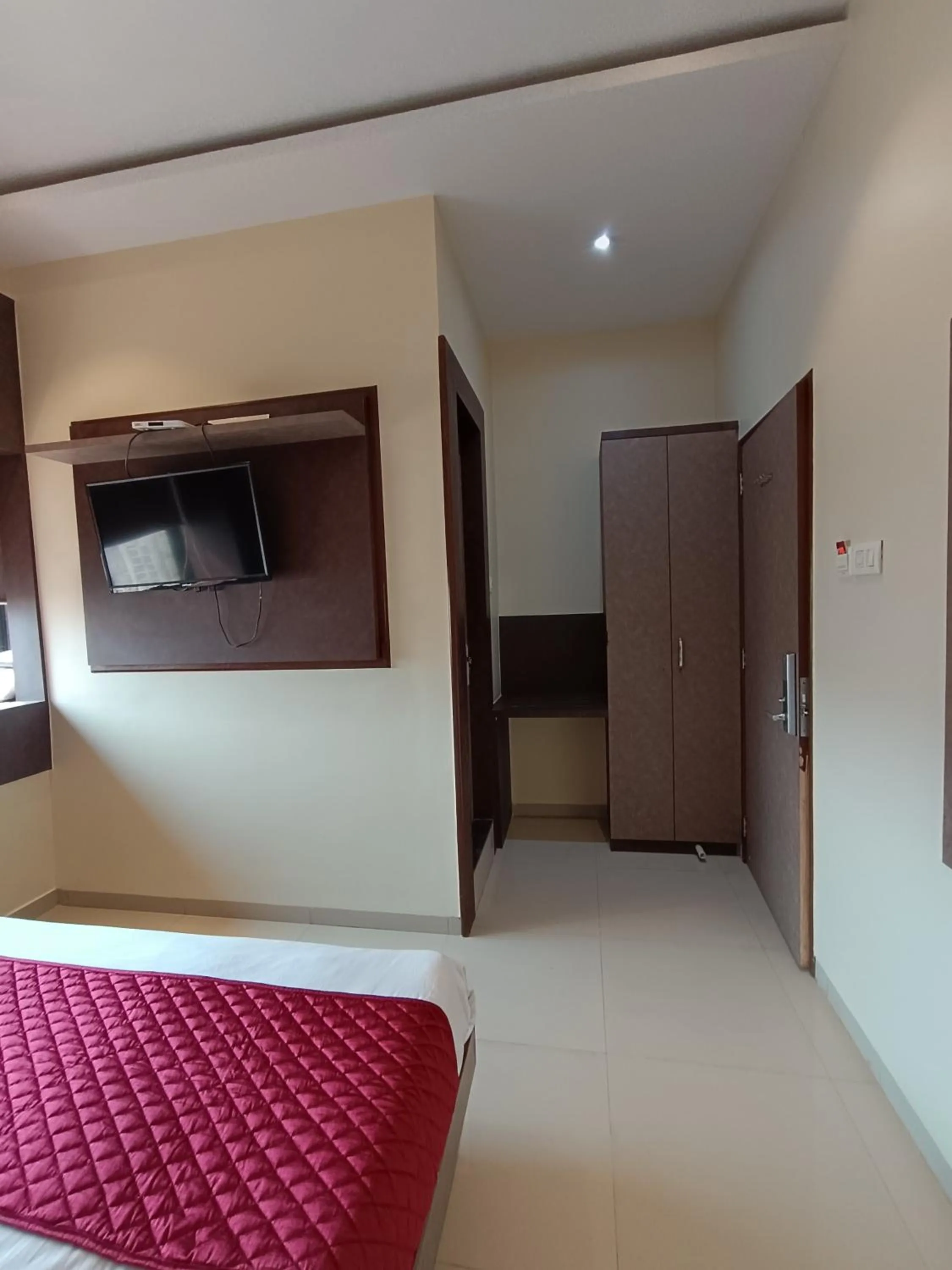 Bed in Hotel West INN-Near Mumbai International Airport
