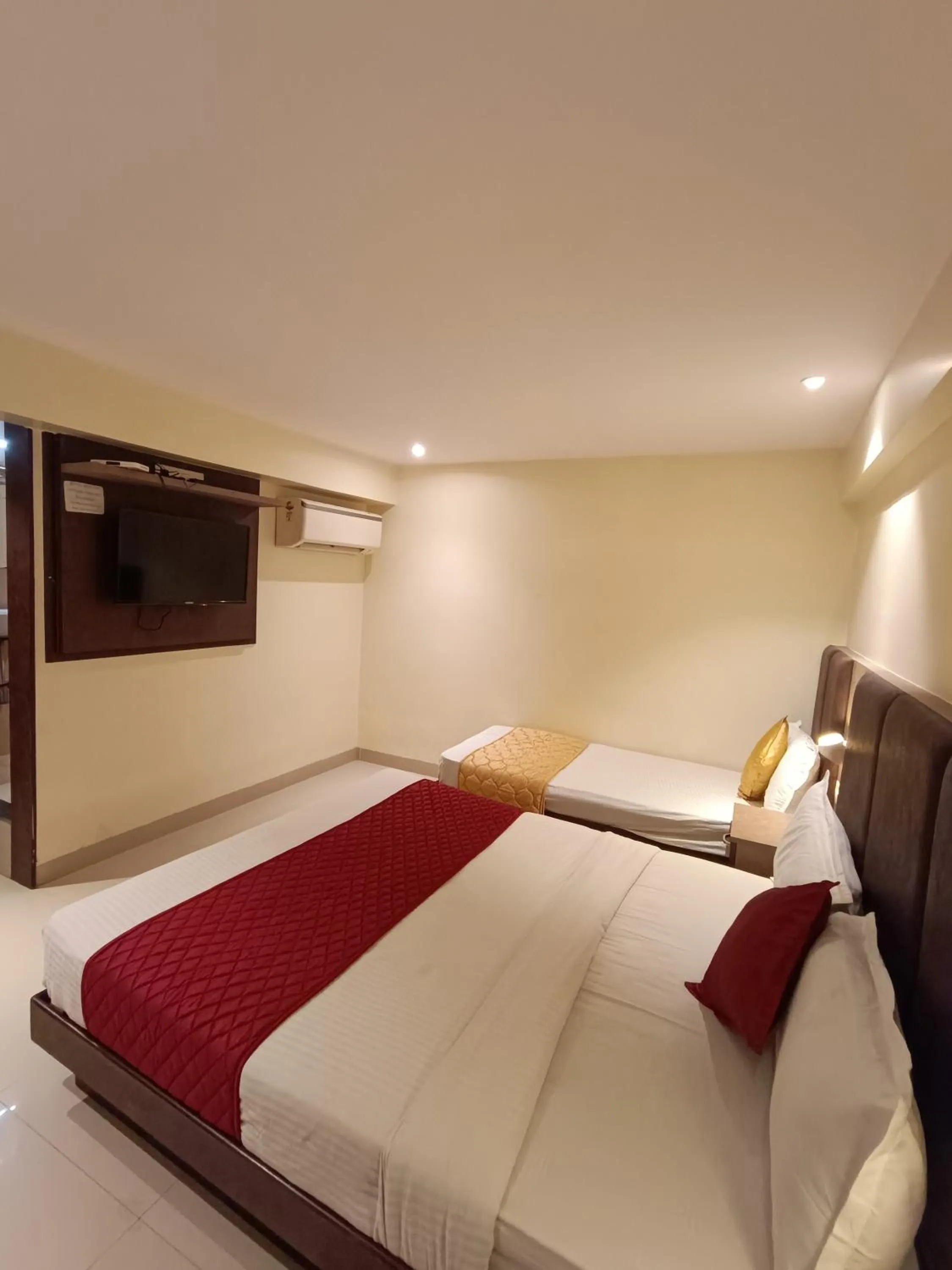 Bed in Hotel West INN-Near Mumbai International Airport