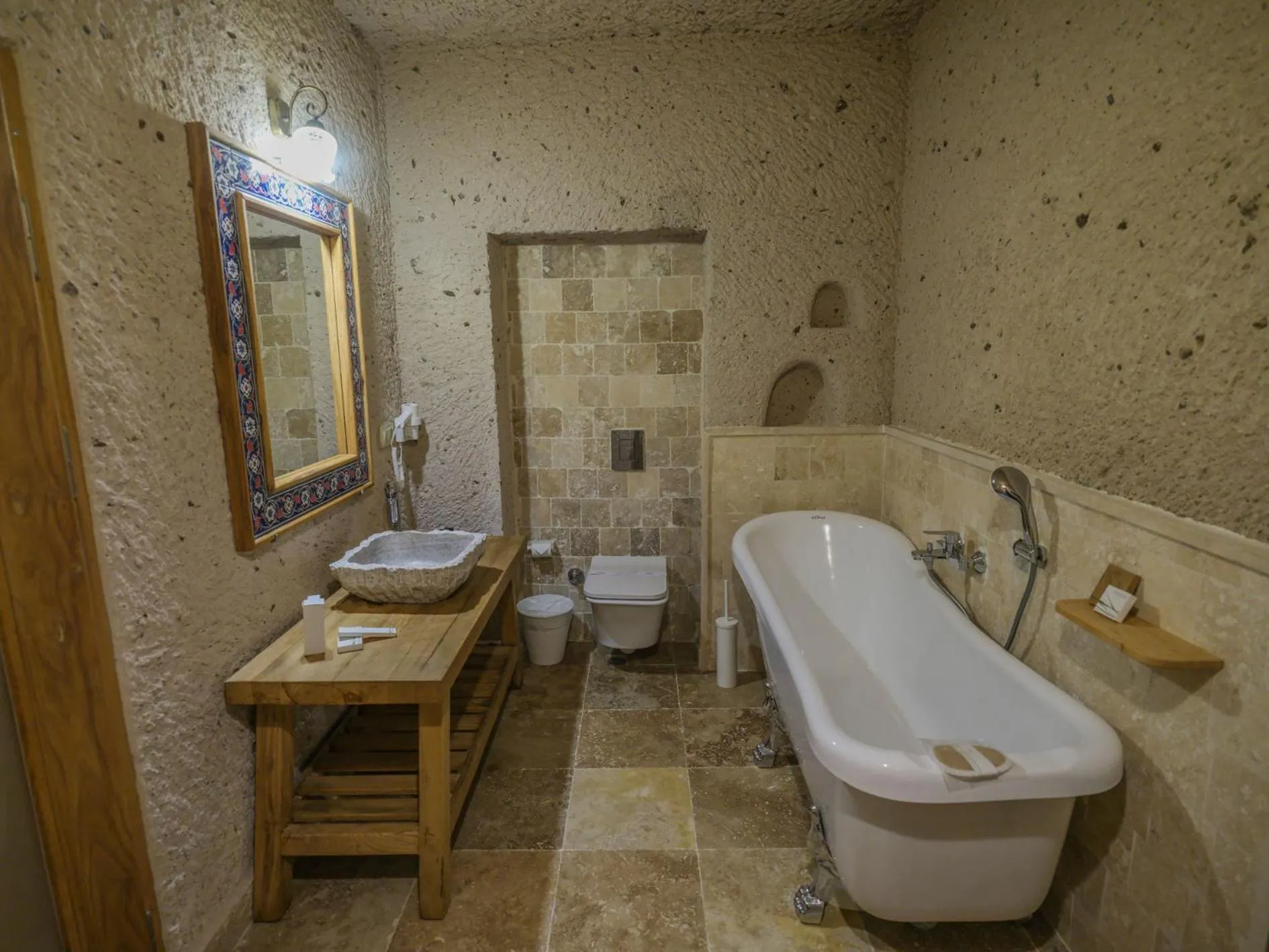 Kalsedon Cave Suites