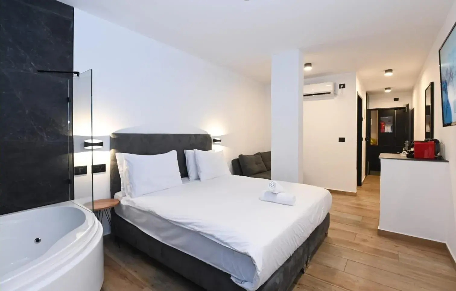 Suite with Hot Tub in Selfie's Boutique Hotel Suite with Hot Tub in Selfie's Boutique Hotel