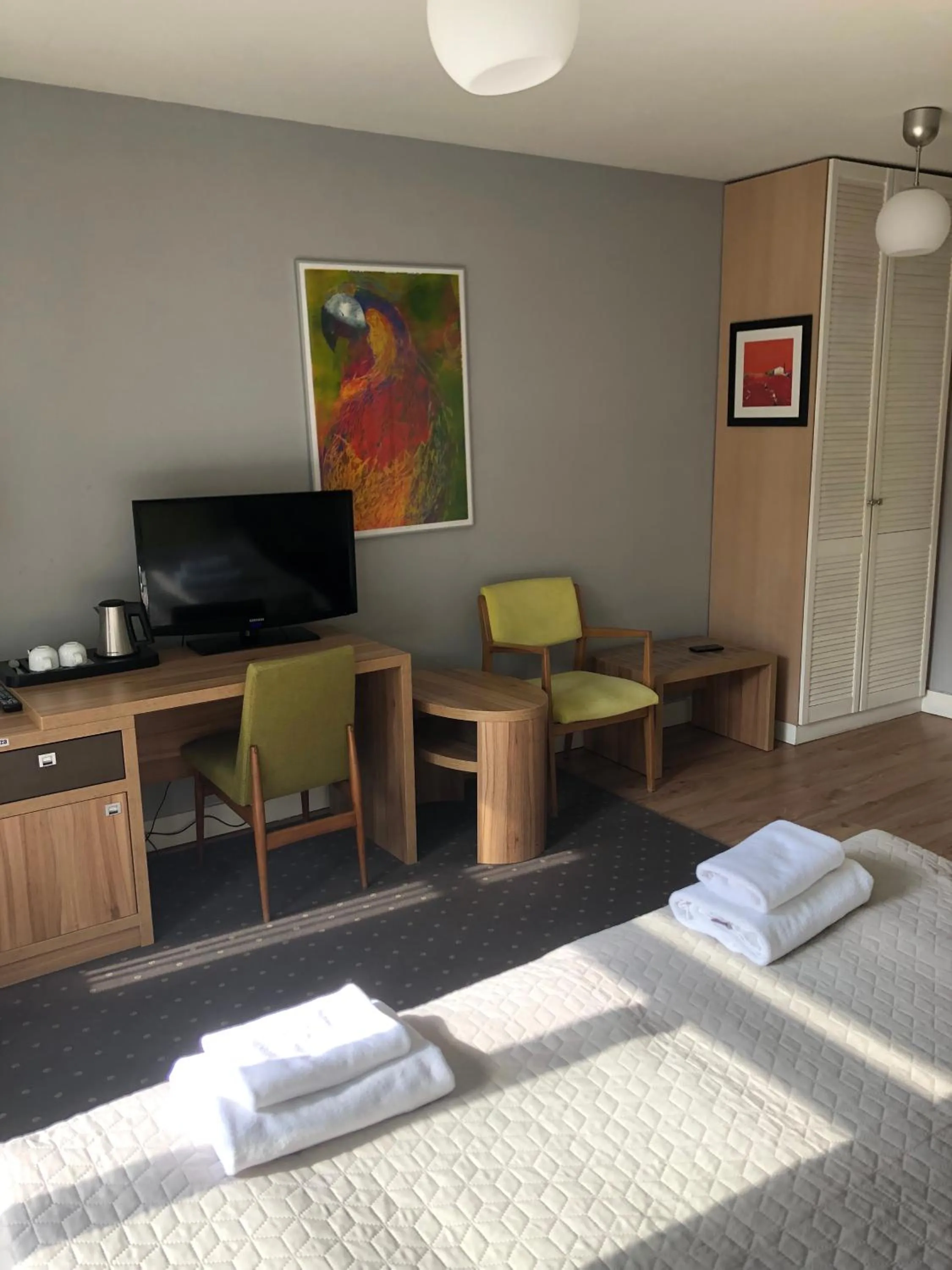 Communal lounge/ TV room, Bed in Dom Młynarza