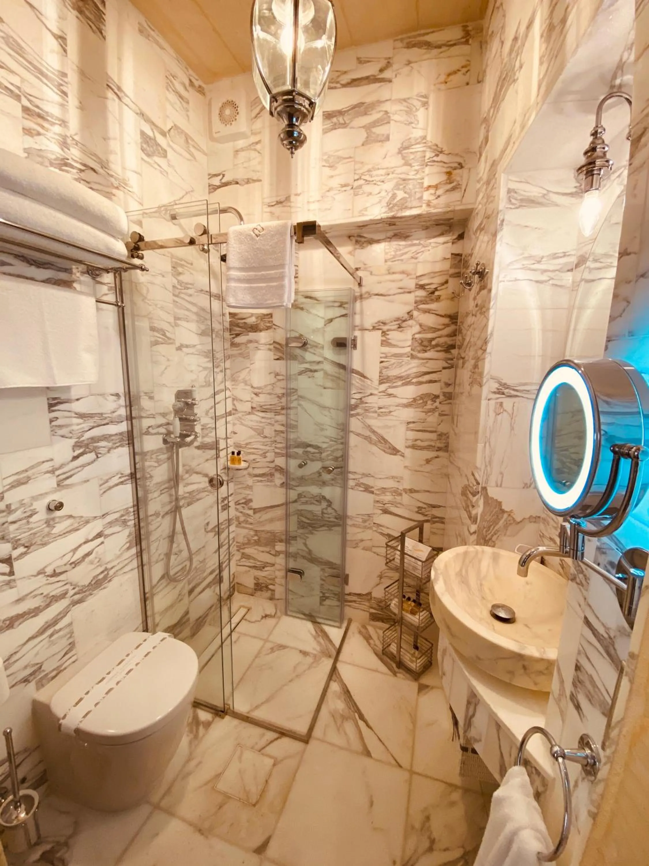 Shower in Lulu Boutique Hotel