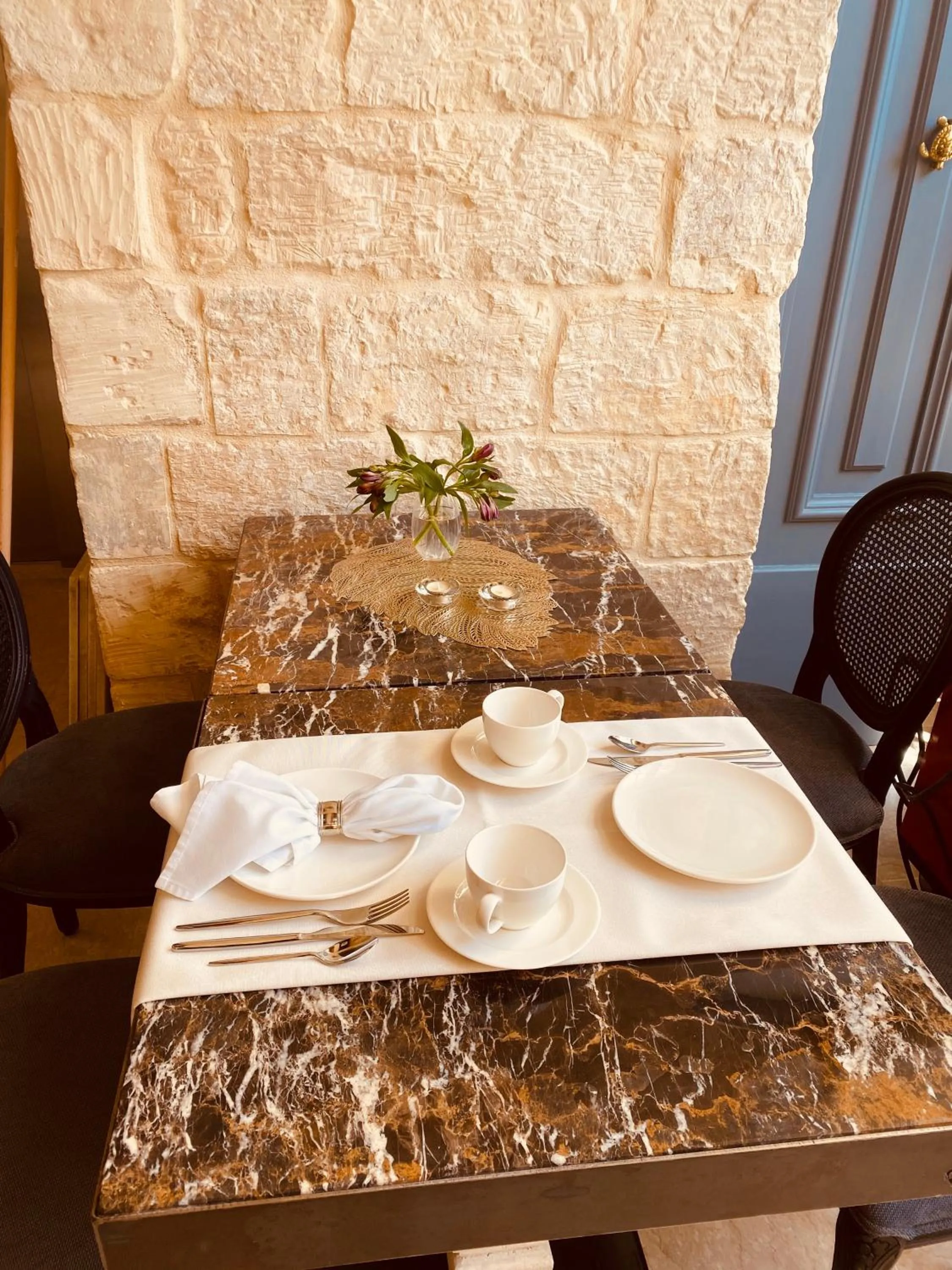 Restaurant/places to eat in Lulu Boutique Hotel