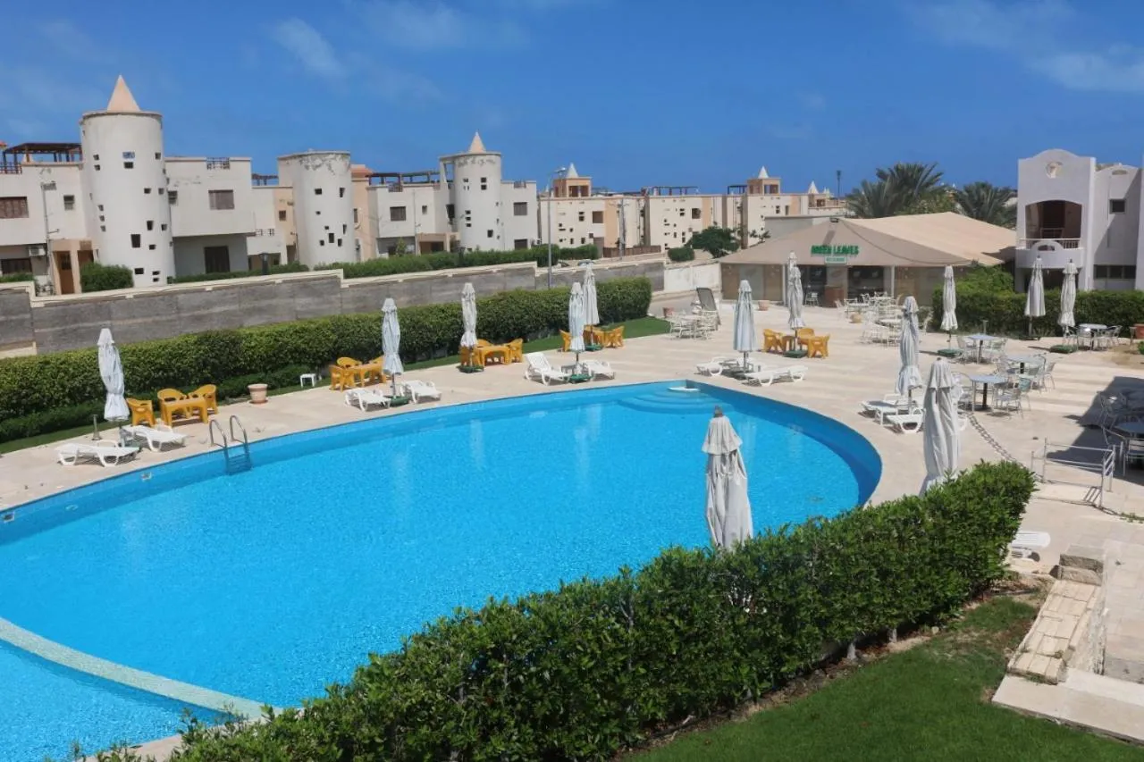 Swimming pool in Green Leaves Hotel