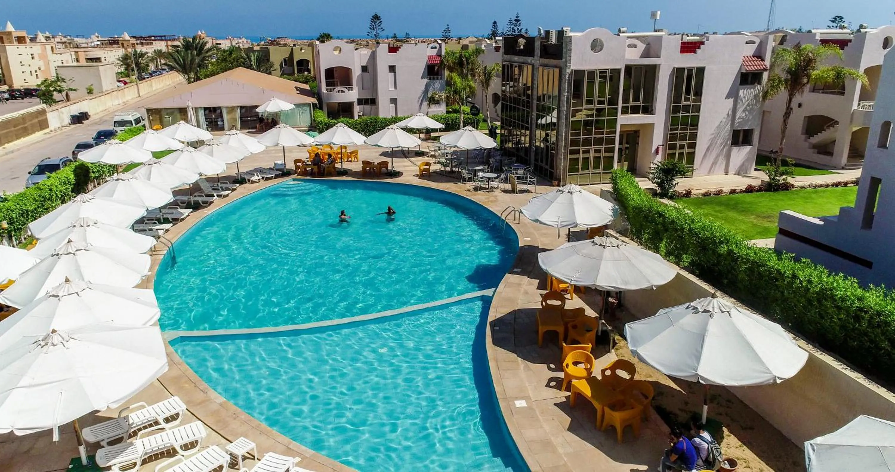 Swimming pool in Green Leaves Hotel
