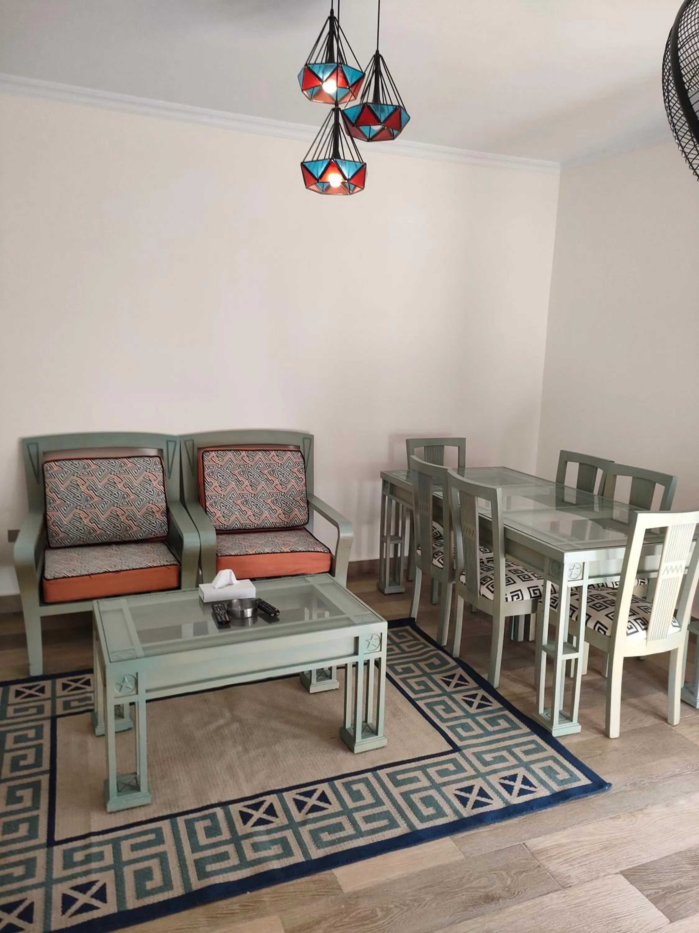 Kitchen or kitchenette in Green Leaves Hotel