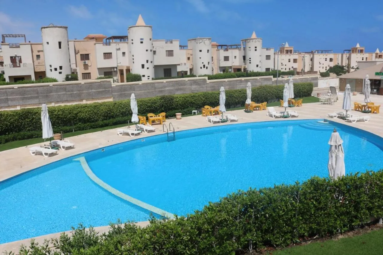 Swimming pool in Green Leaves Hotel