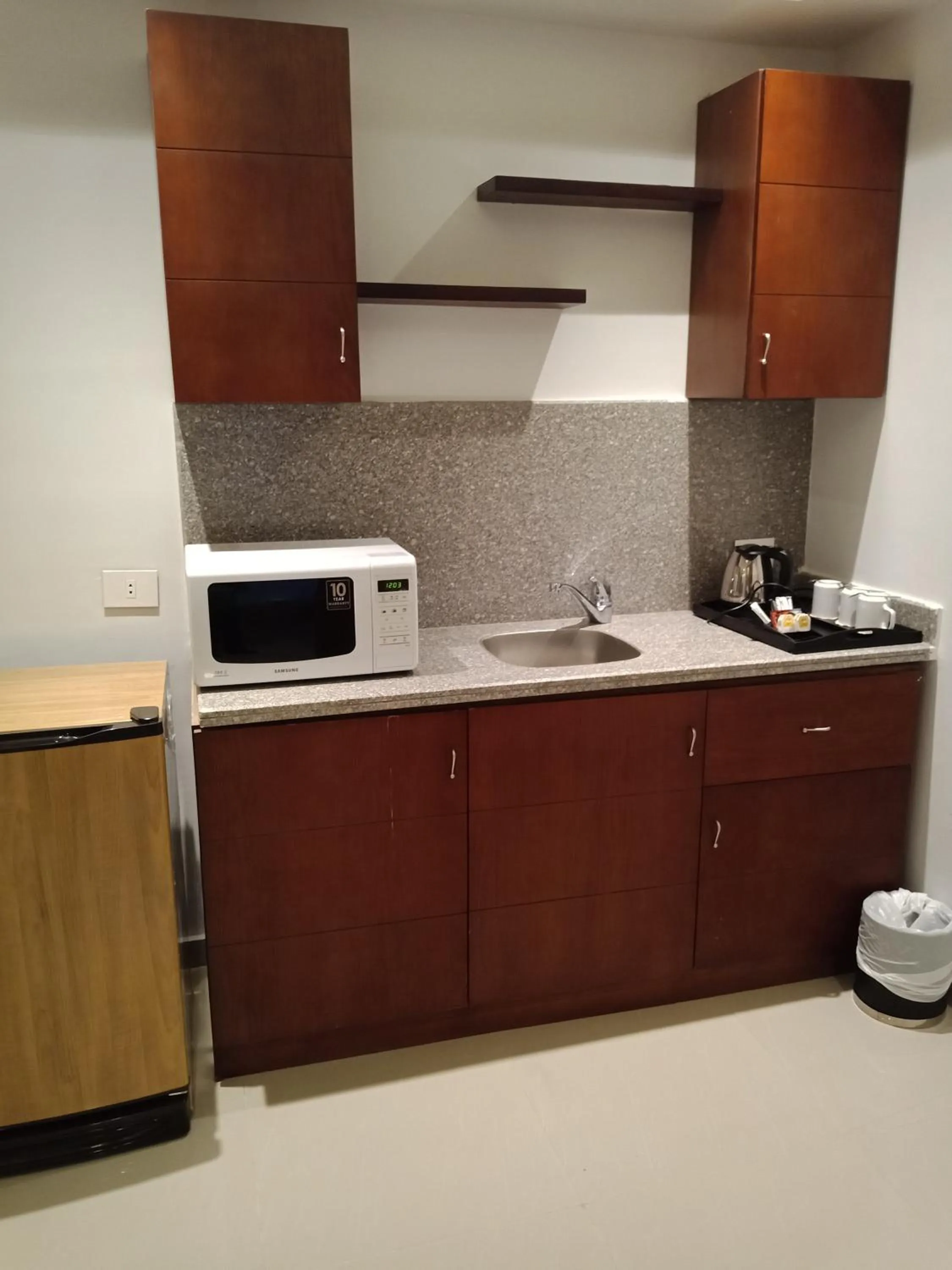 Kitchen or kitchenette in Green Leaves Hotel