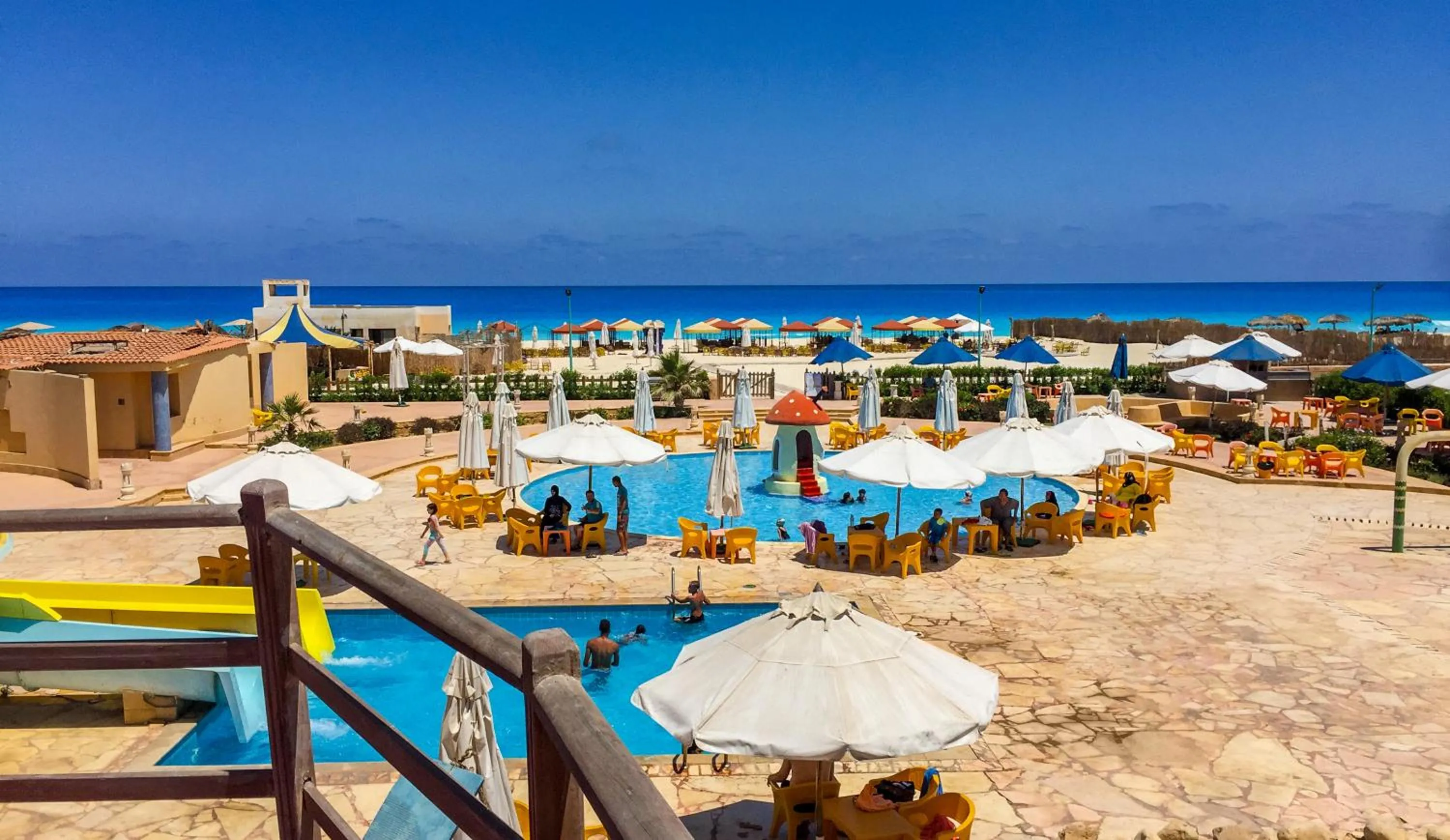 Swimming pool in Green Leaves Hotel