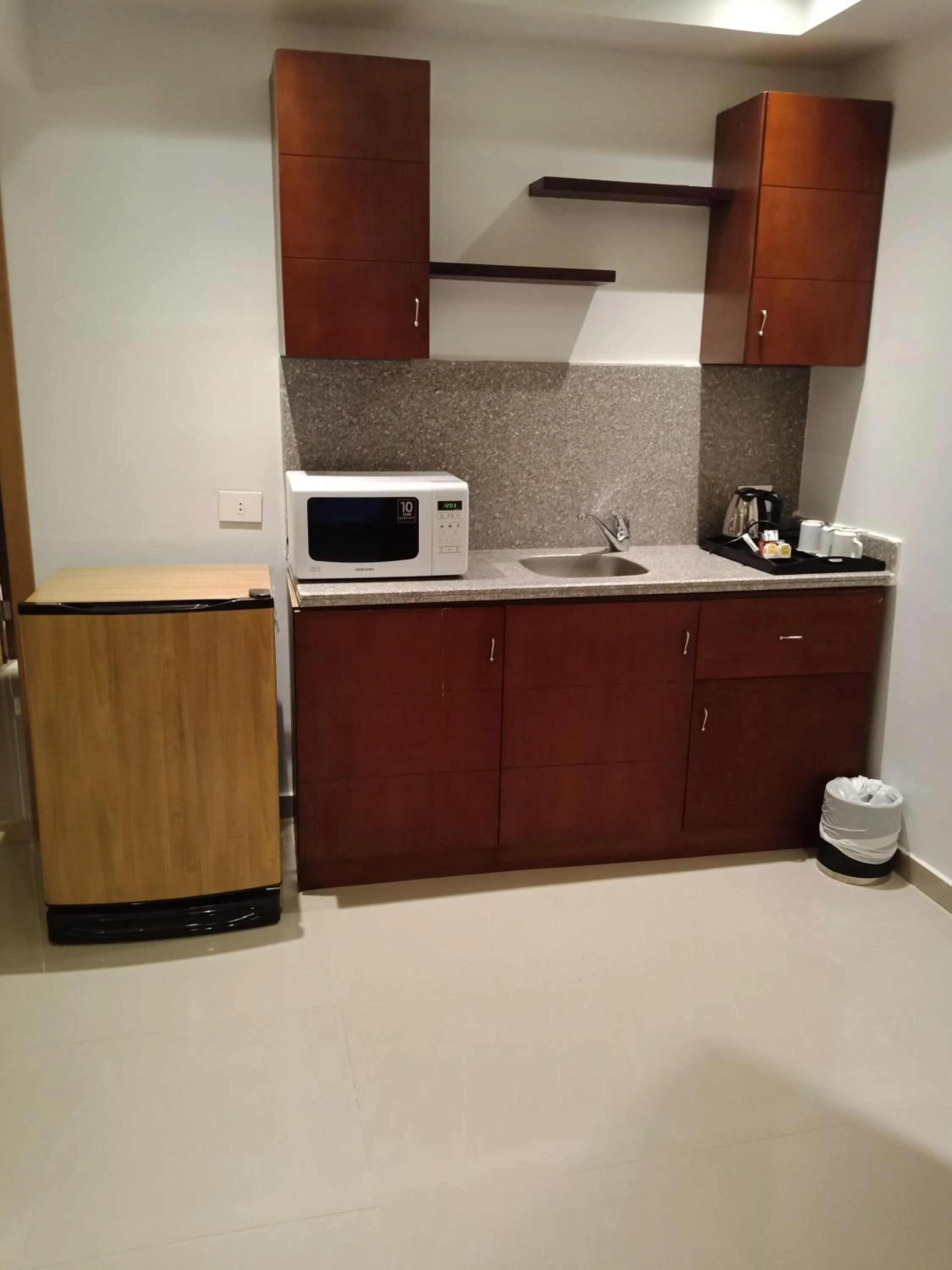 Kitchen or kitchenette in Green Leaves Hotel