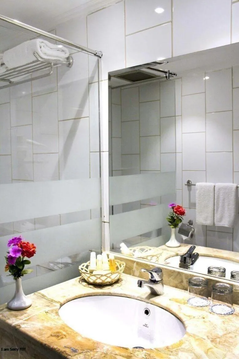 Bathroom in Green Leaves Hotel