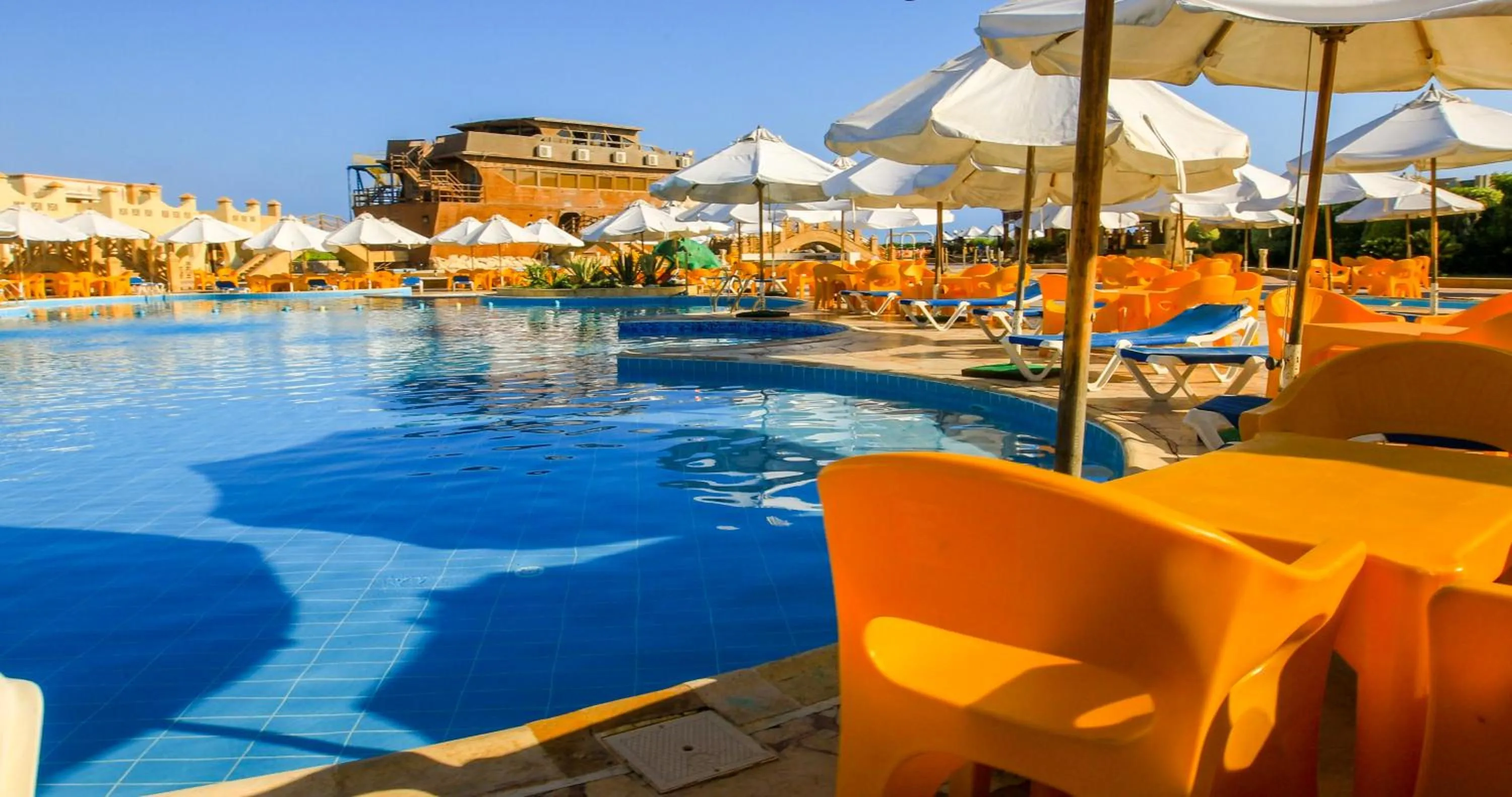 Swimming pool in Green Leaves Hotel