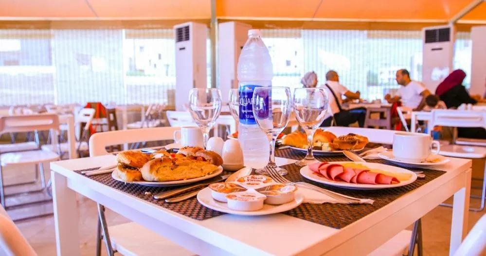 Restaurant/places to eat in Green Leaves Hotel