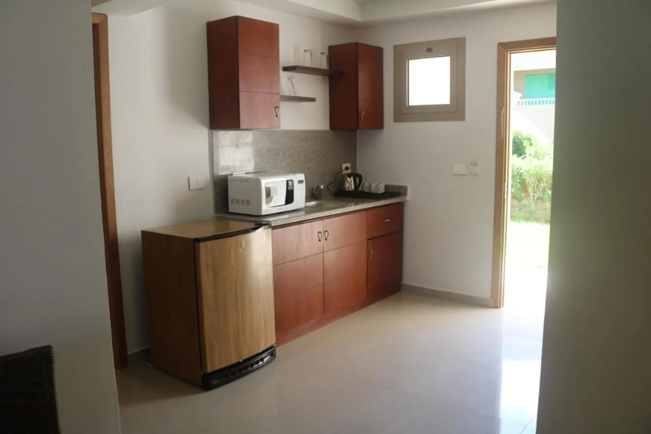 Kitchen or kitchenette in Green Leaves Hotel