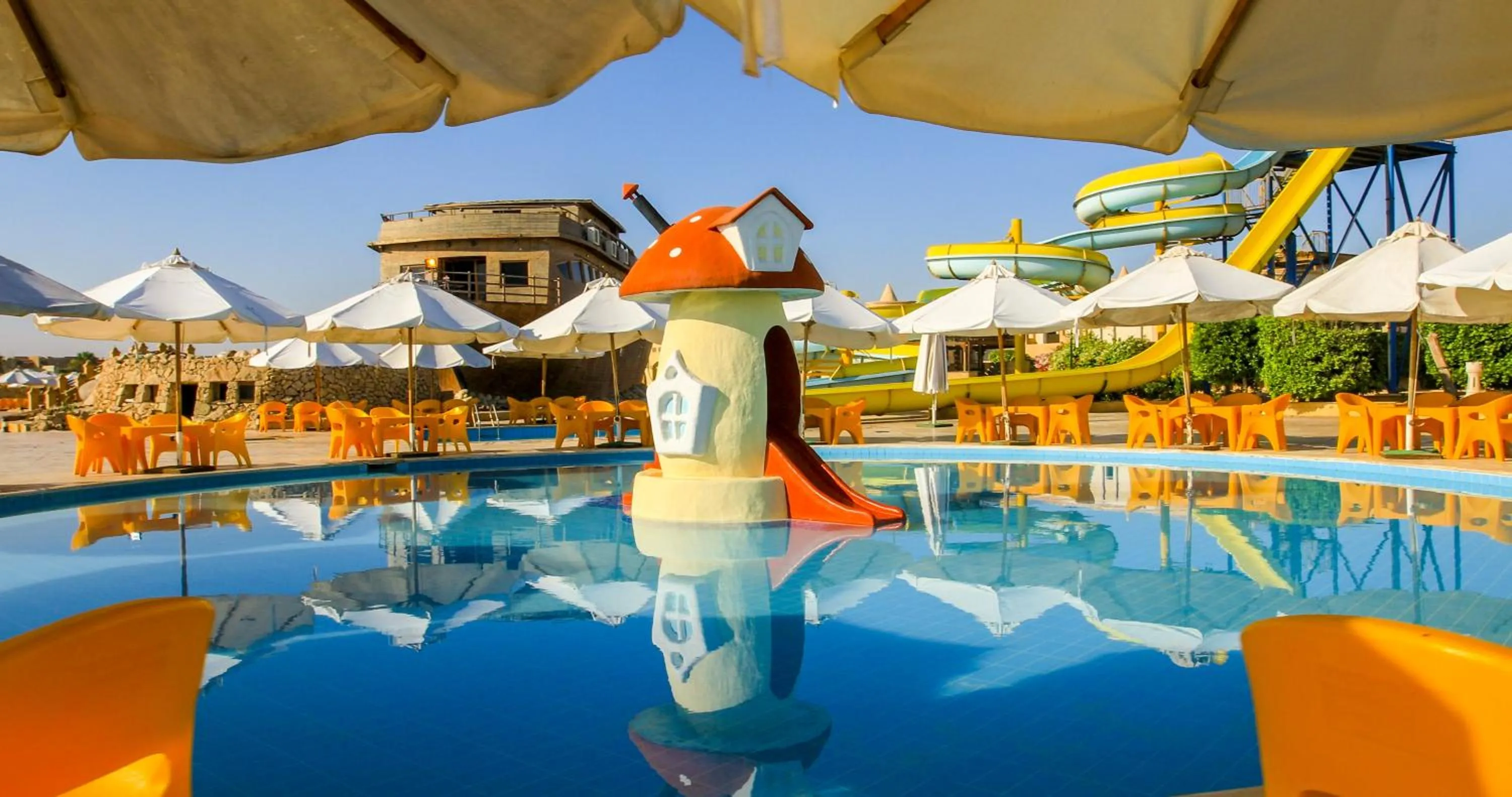 Swimming pool in Green Leaves Hotel