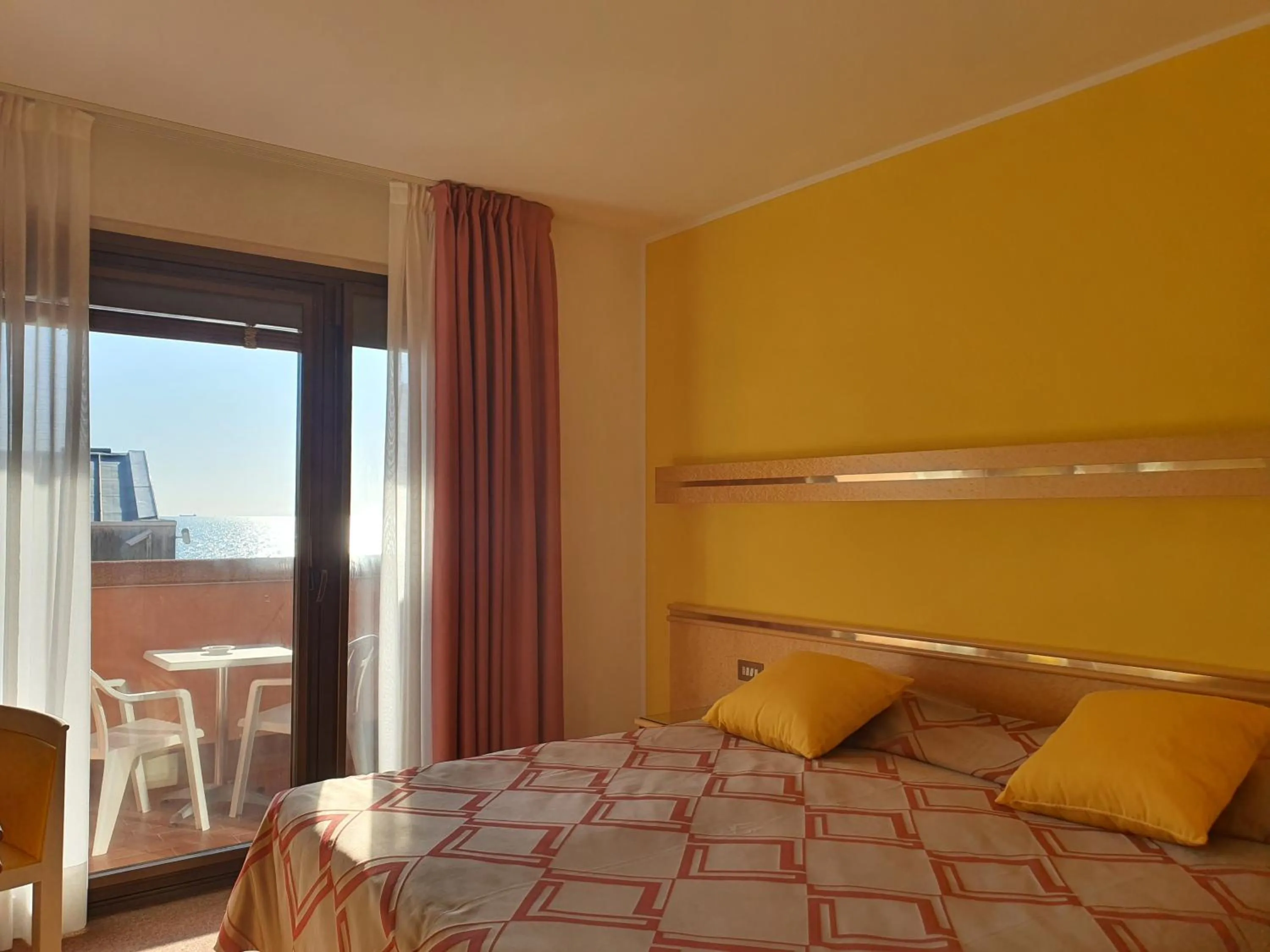 Balcony/Terrace, Bed in Hotel Antares