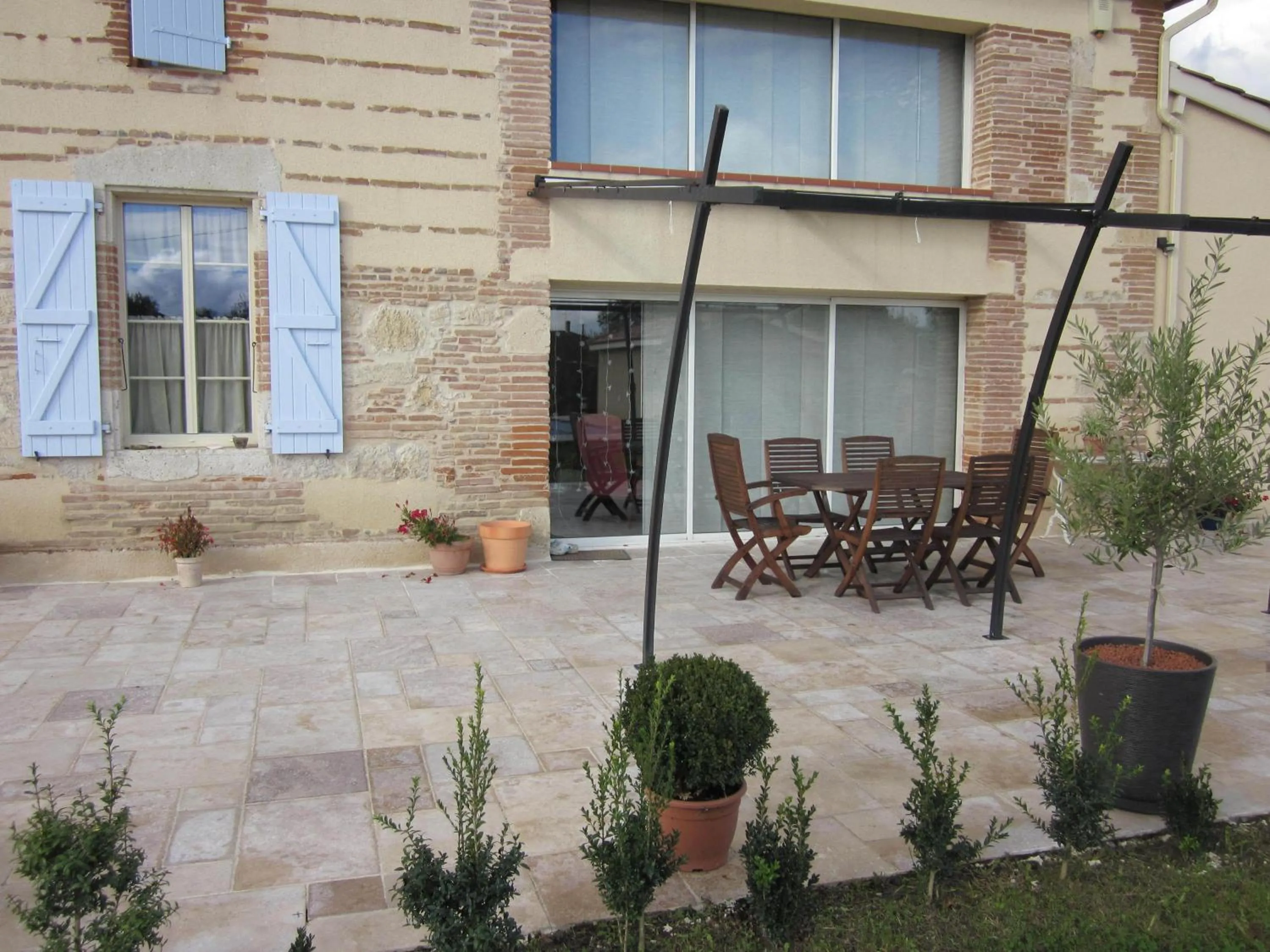 Facade/entrance in L'OUSTAL D'ADELE proche Canal du Midi et Moissac