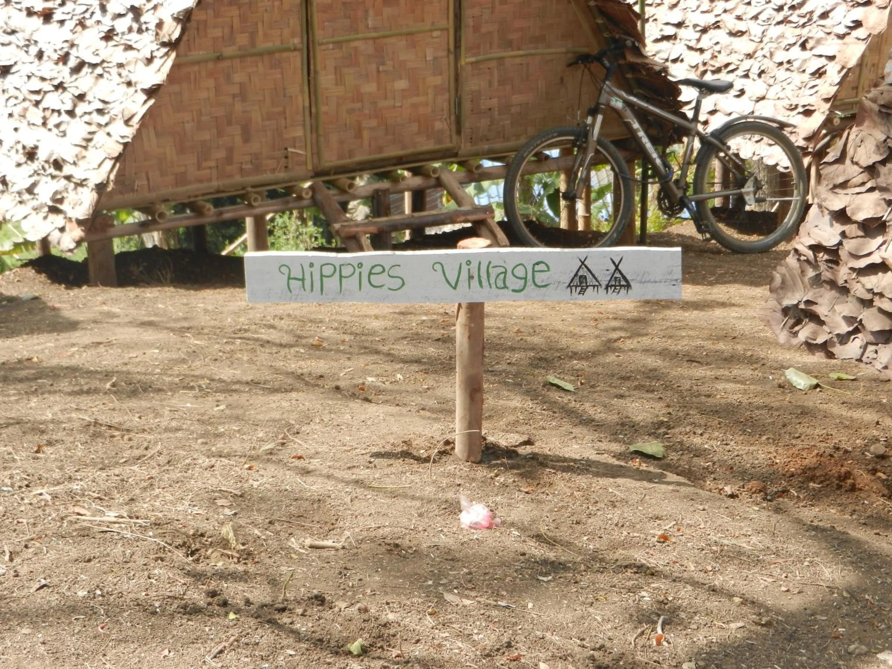 Facade/entrance in Pai circus hostel