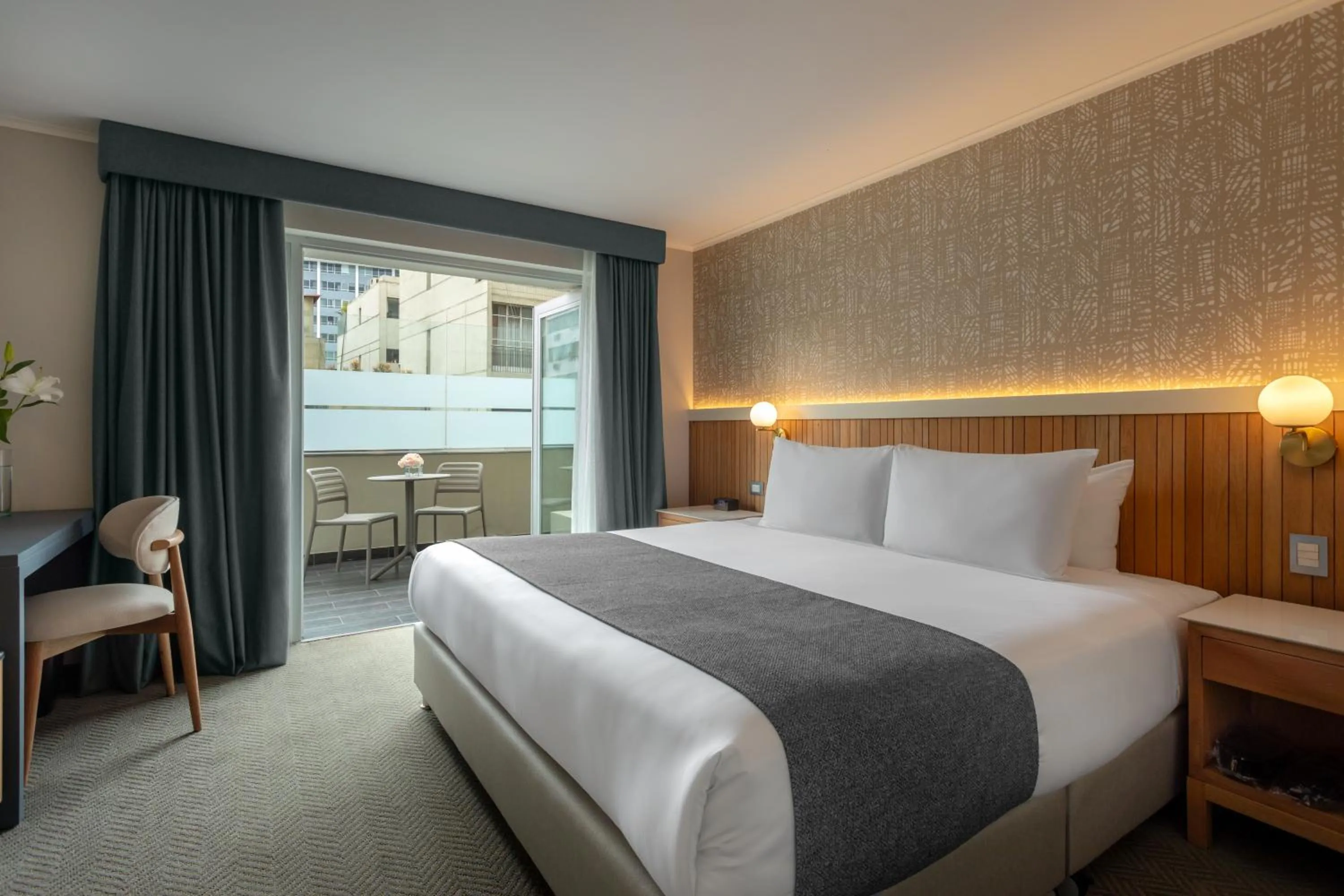 Balcony/Terrace, Bed in Sonesta Hotel Miraflores