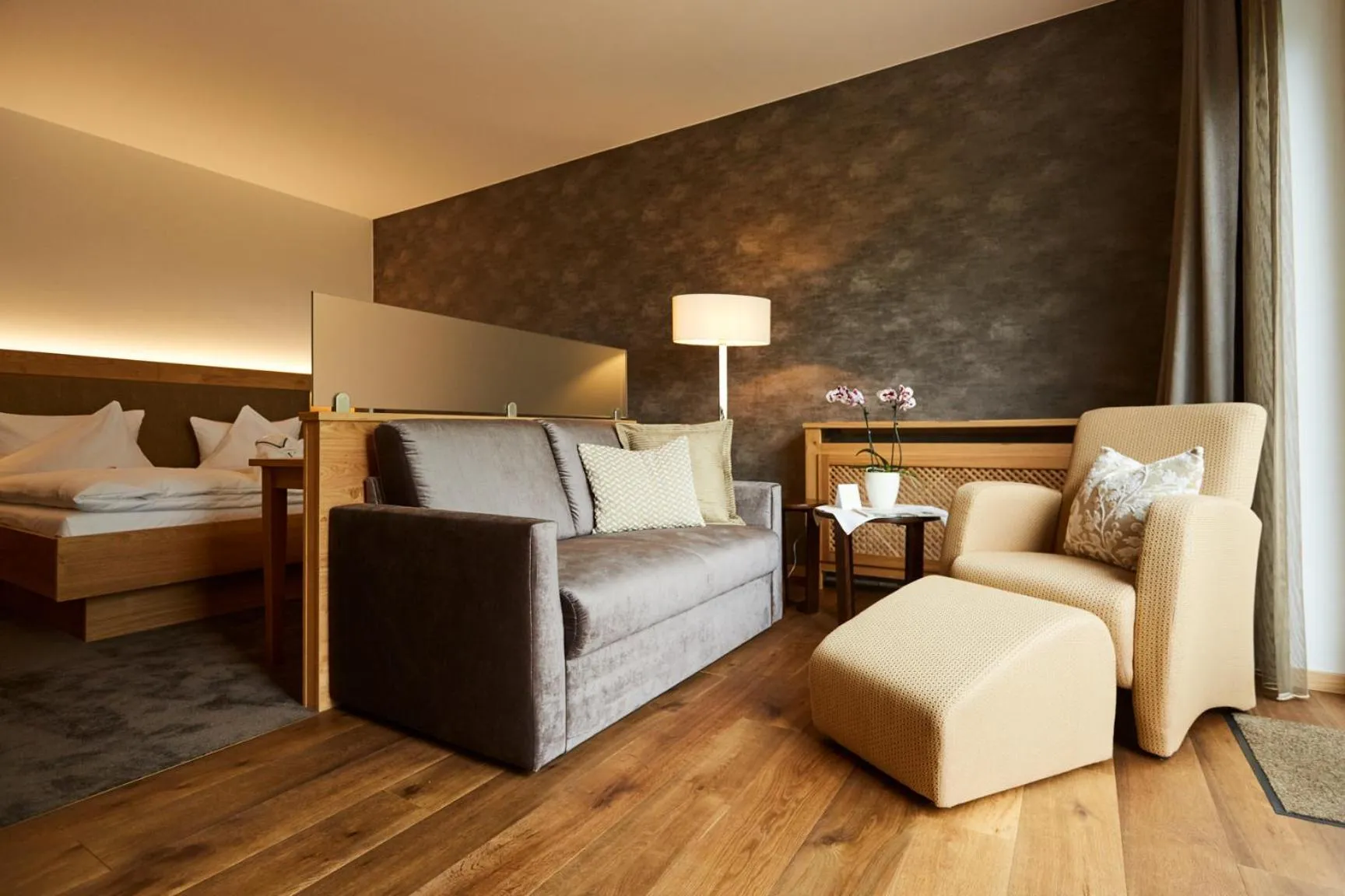 Seating area, Bed in Hotel Villa Hügel