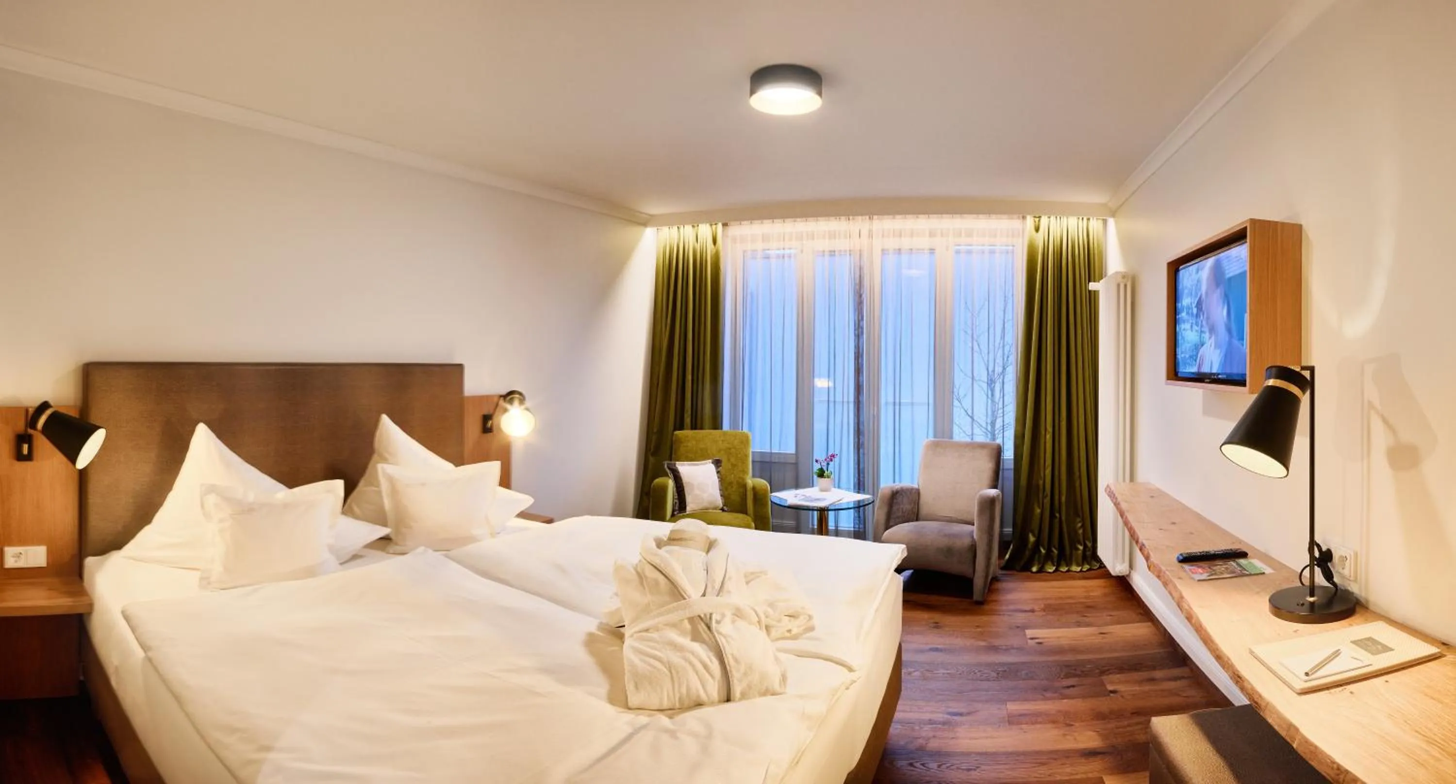 Photo of the whole room, Bed in Hotel Villa Hügel