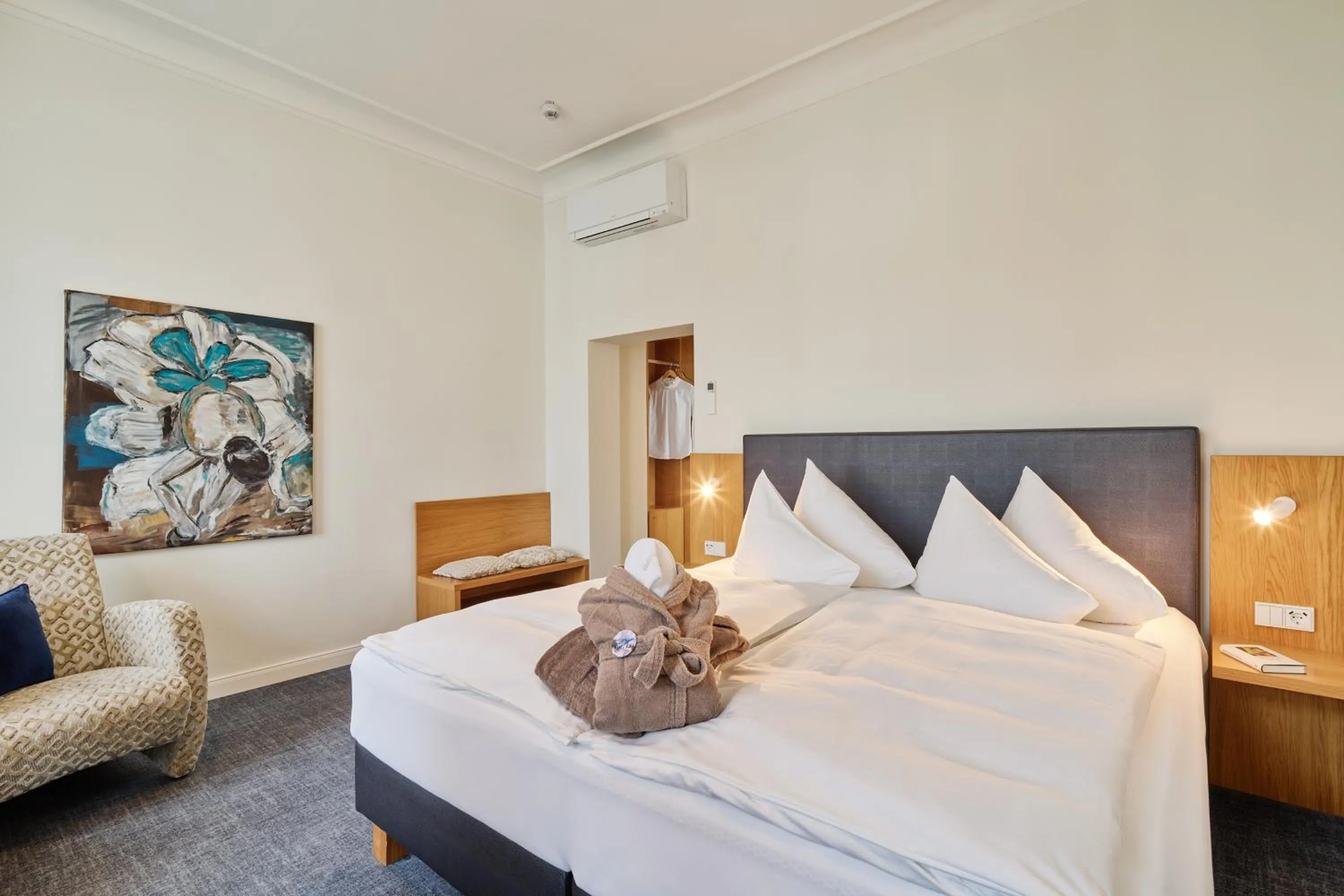 Photo of the whole room, Bed in Hotel Villa Hügel