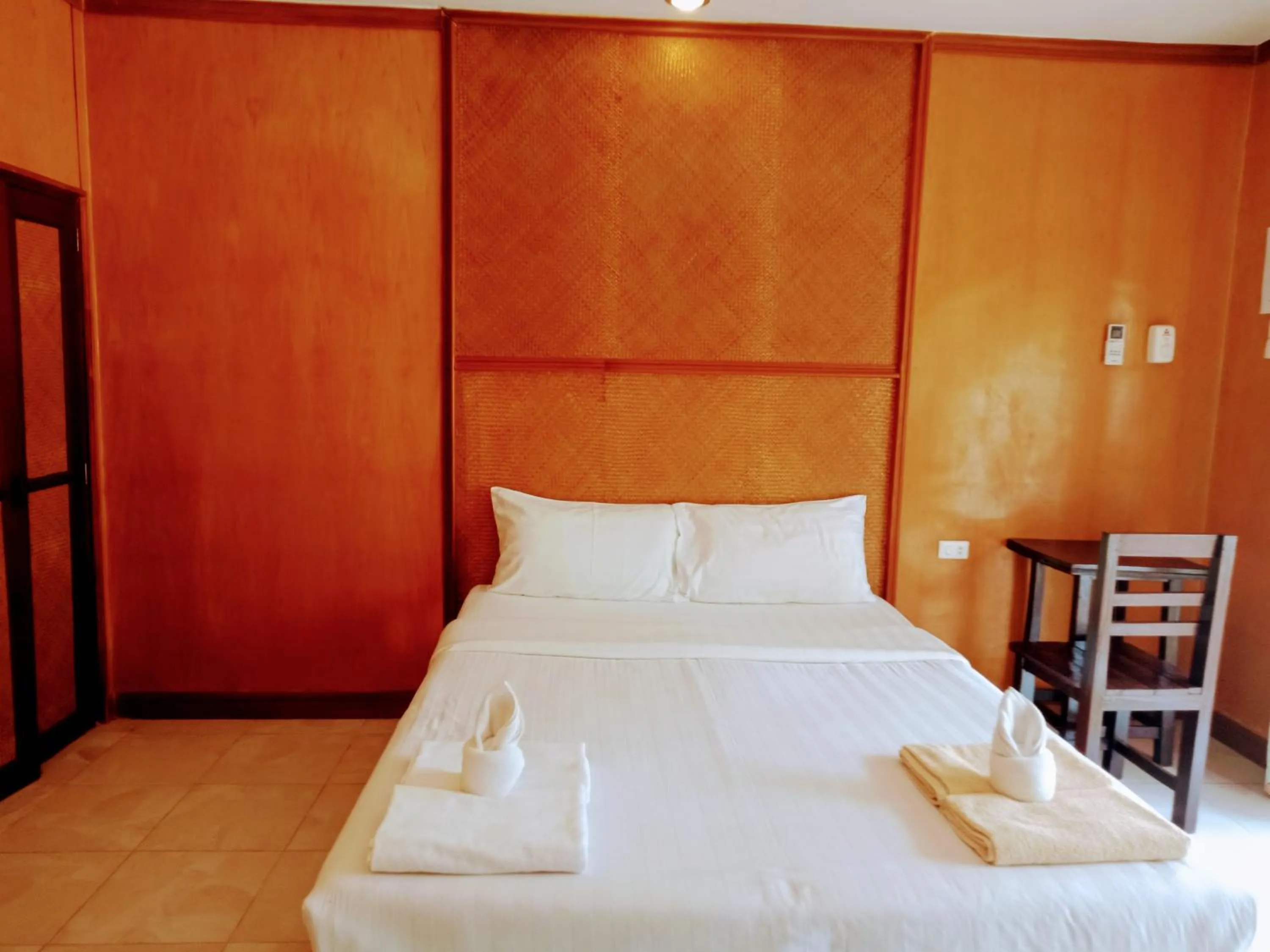 Bed in Bow Thong Beach Resort