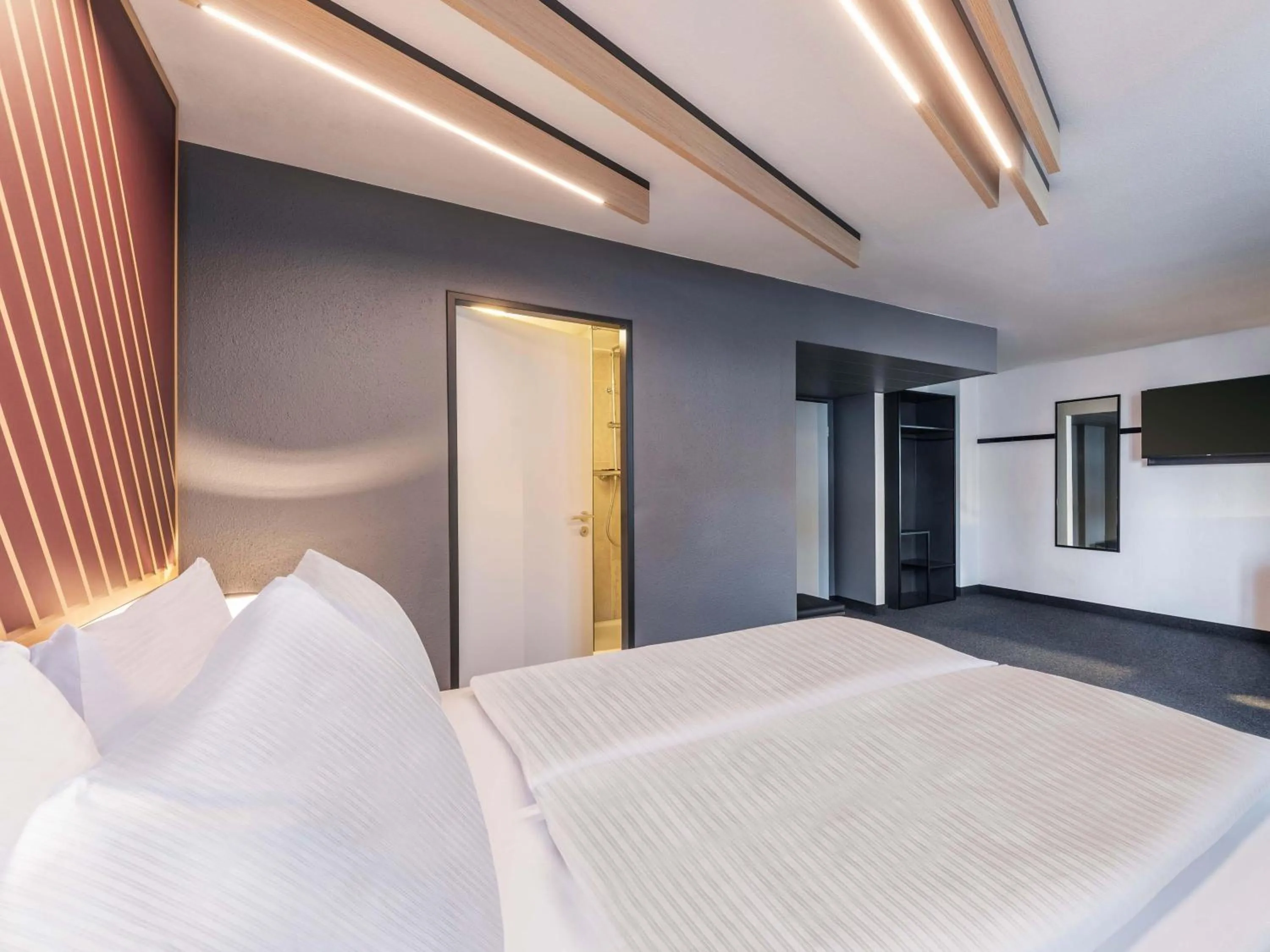 Photo of the whole room, Bed in B&B Hotel Aachen-Hbf