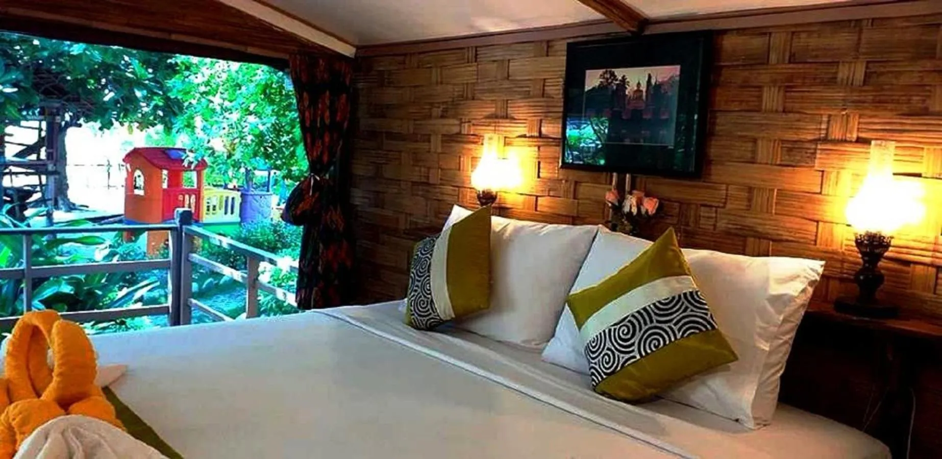 Bed in Nangyuan Island Dive Resort