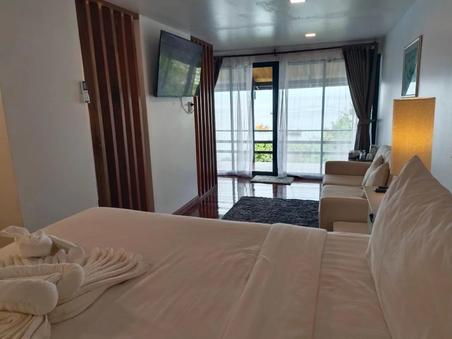 Bed in Nangyuan Island Dive Resort