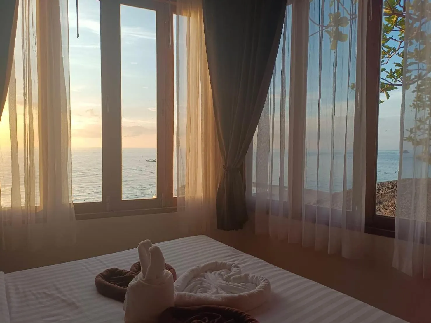 Bed in Nangyuan Island Dive Resort