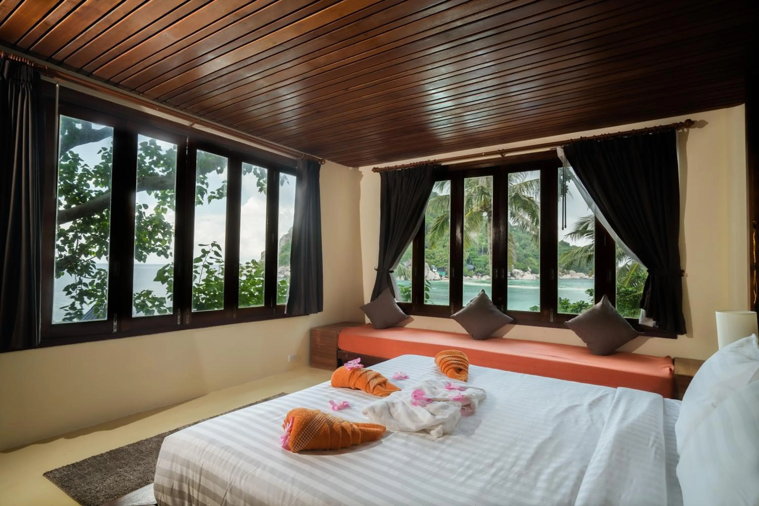Bed in Nangyuan Island Dive Resort