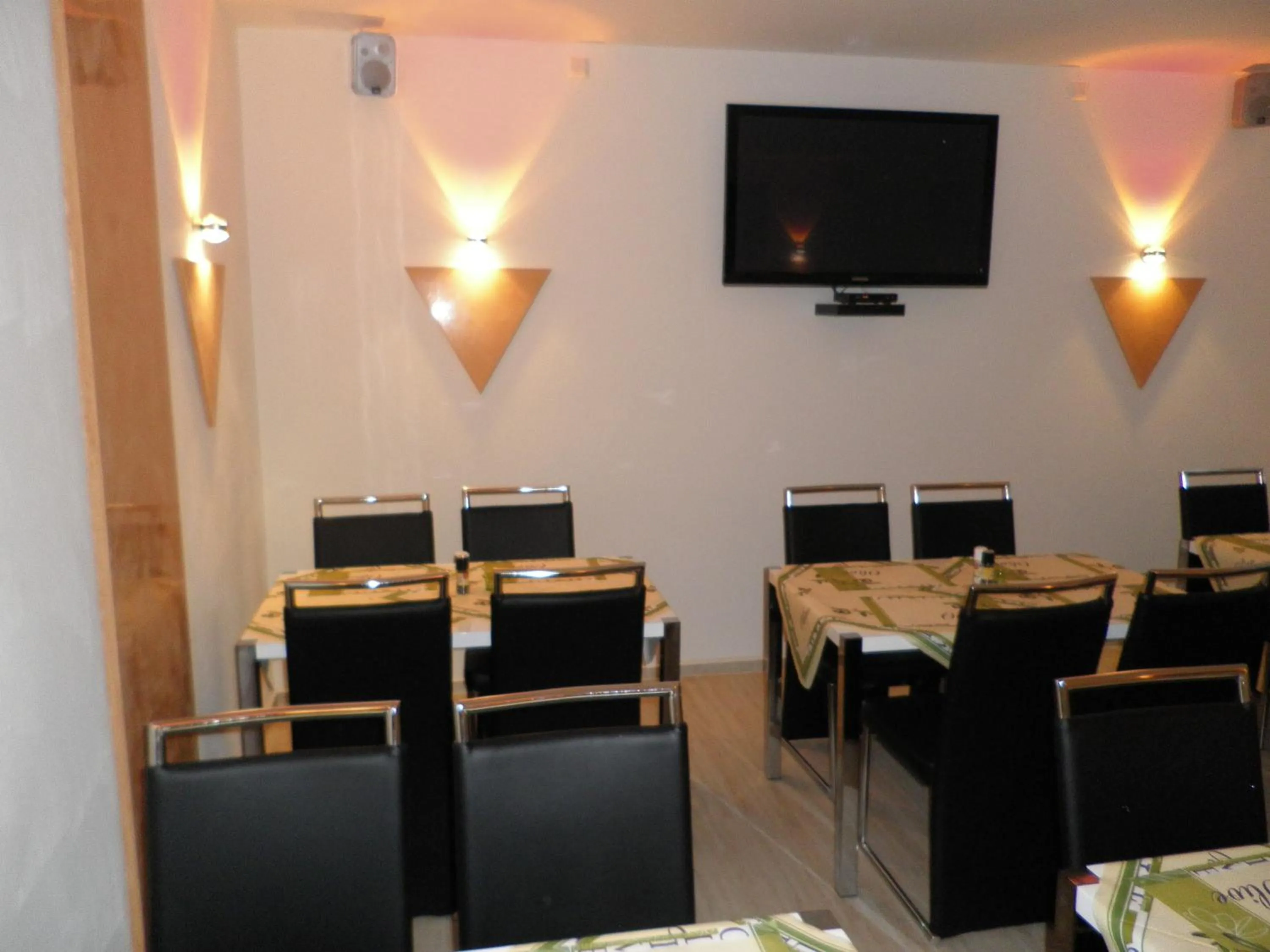 Restaurant/places to eat in Astra Hotel