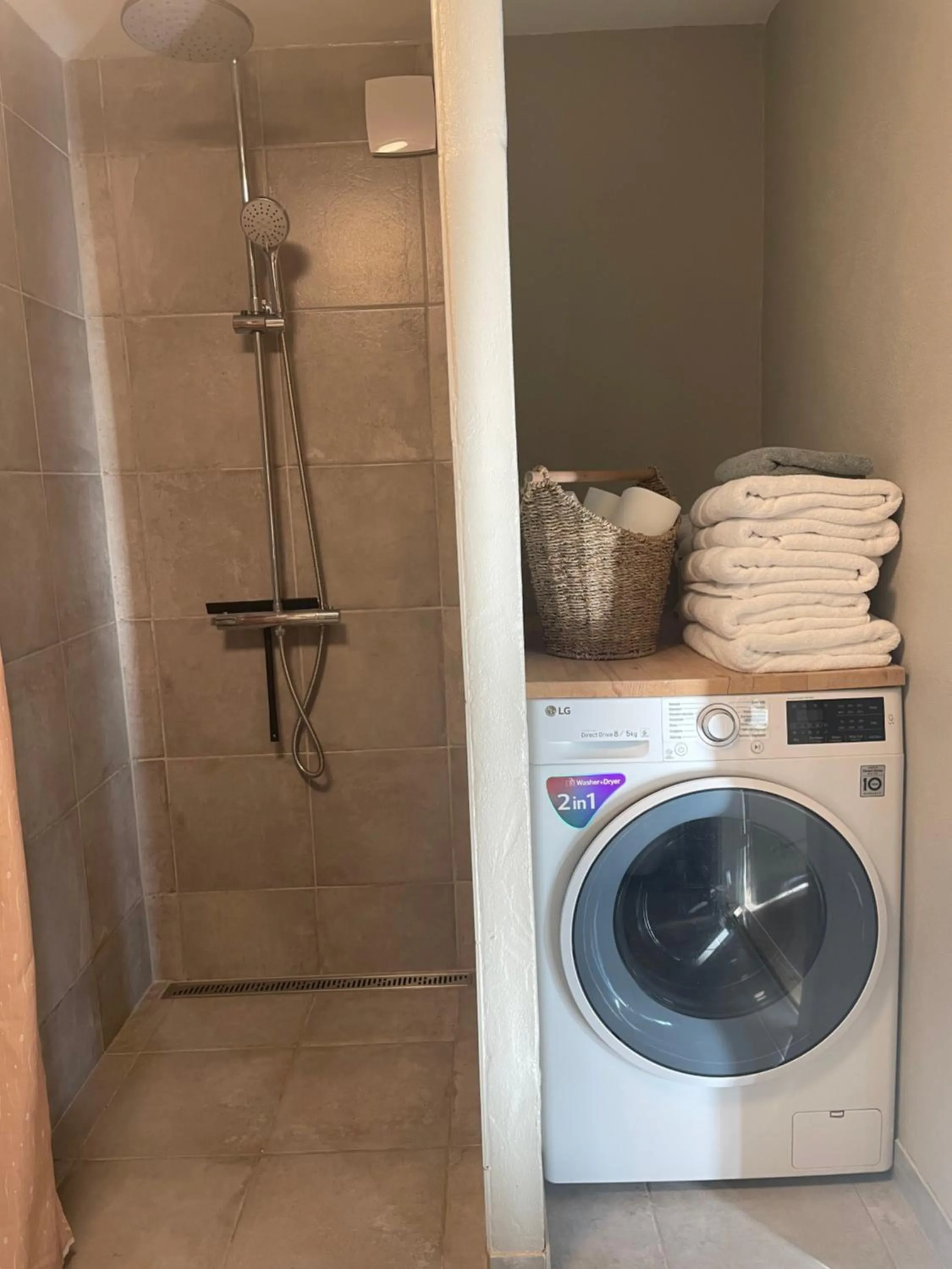 Shower in Baekgaarden 3 rooms Apartment - old farm house