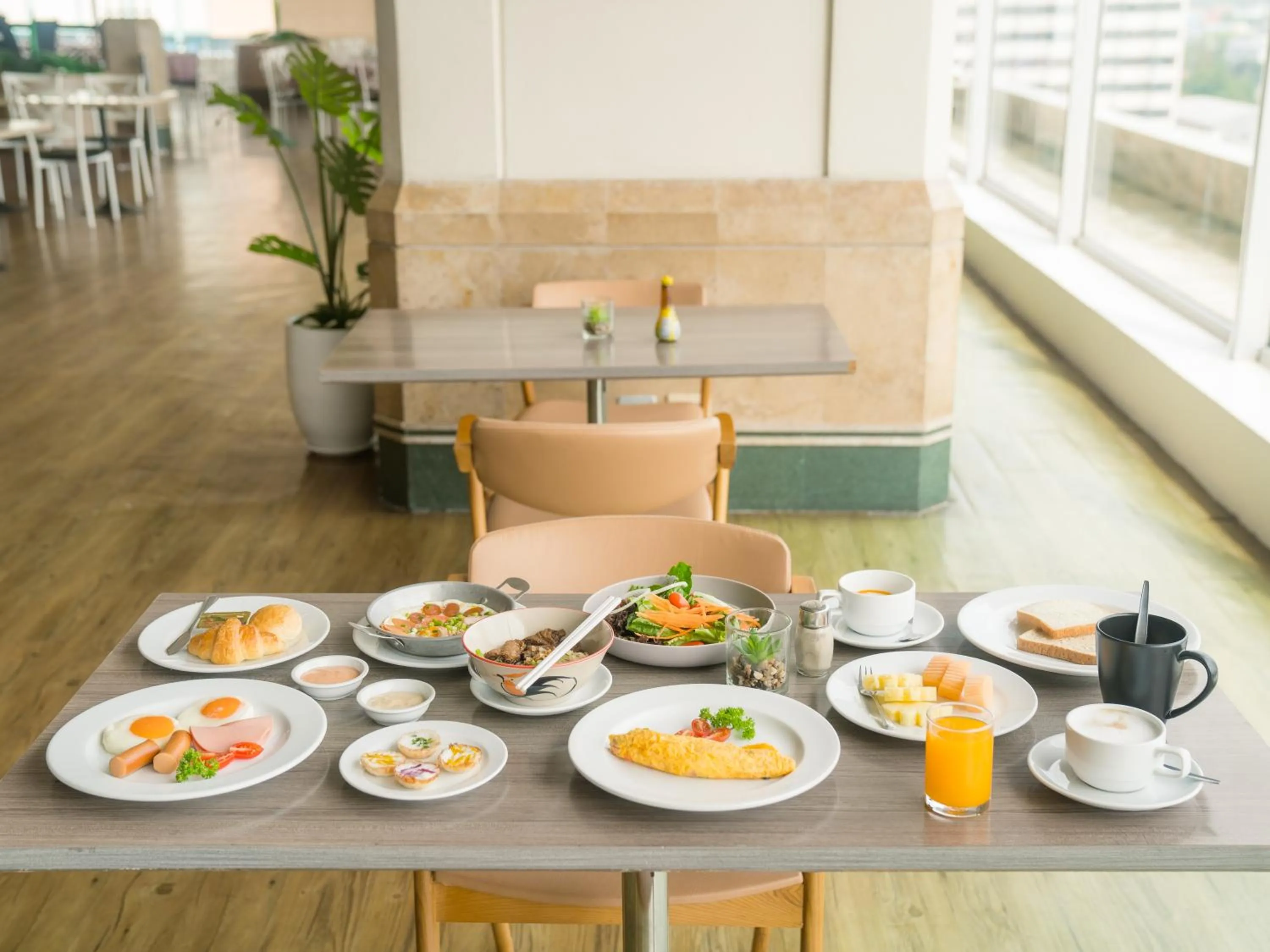 Breakfast in Lee Gardens Plaza Hotel - SHA Plus