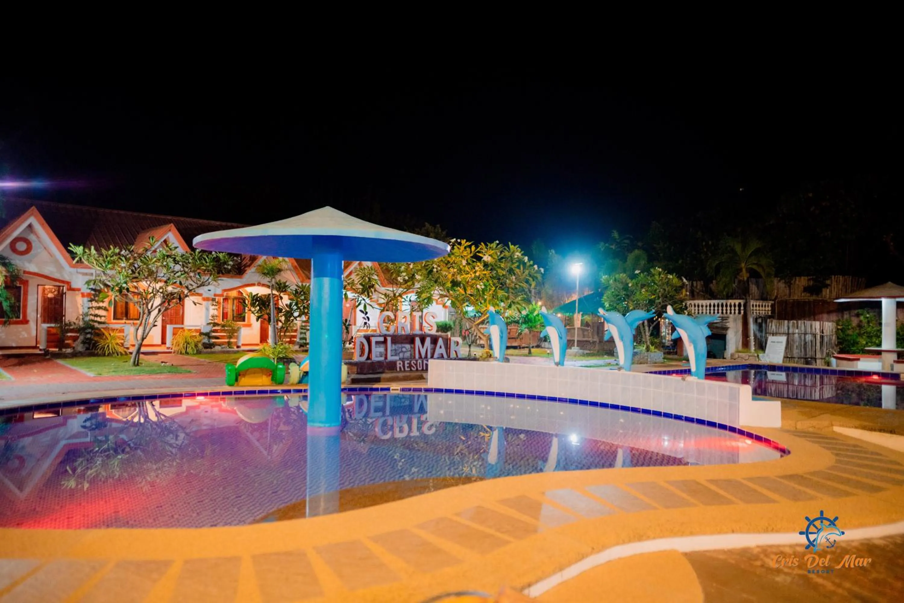 Swimming pool in Cris Del Mar Resort