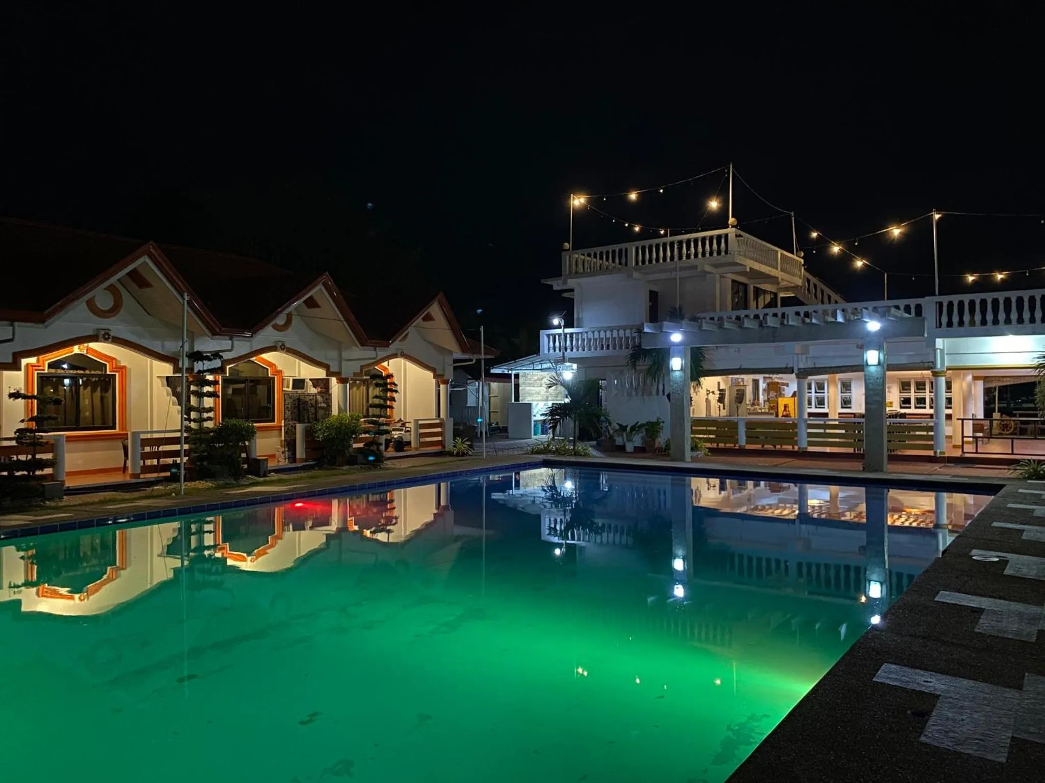 Swimming pool in Cris Del Mar Resort