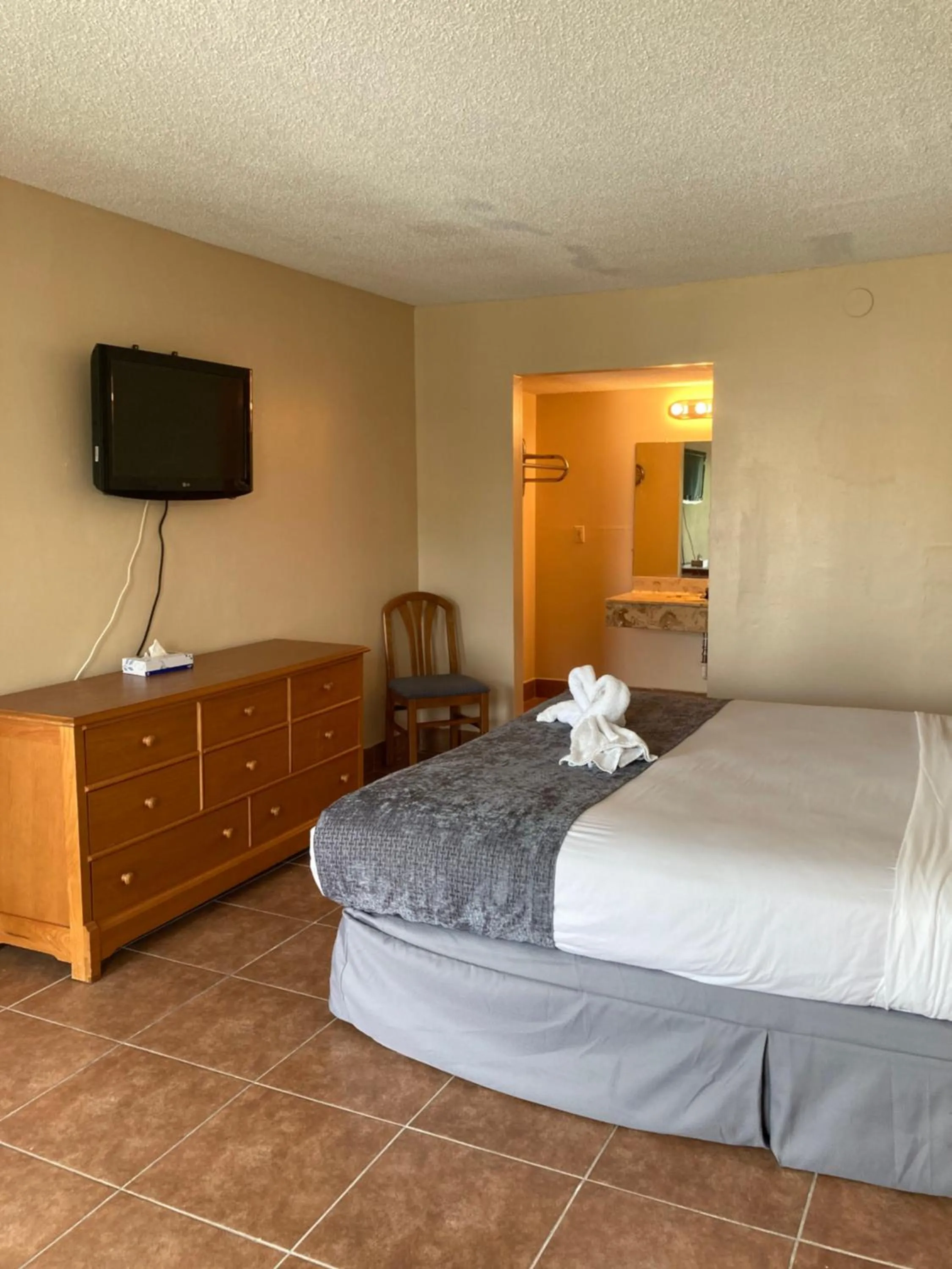Bed in Altamonte Springs Hotel and Suites