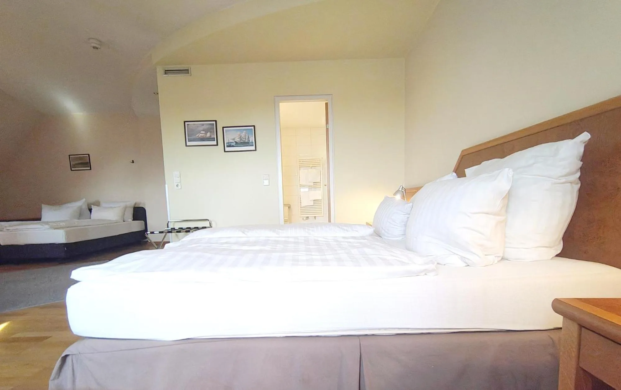 Bed in Hotel Lübecker Hof