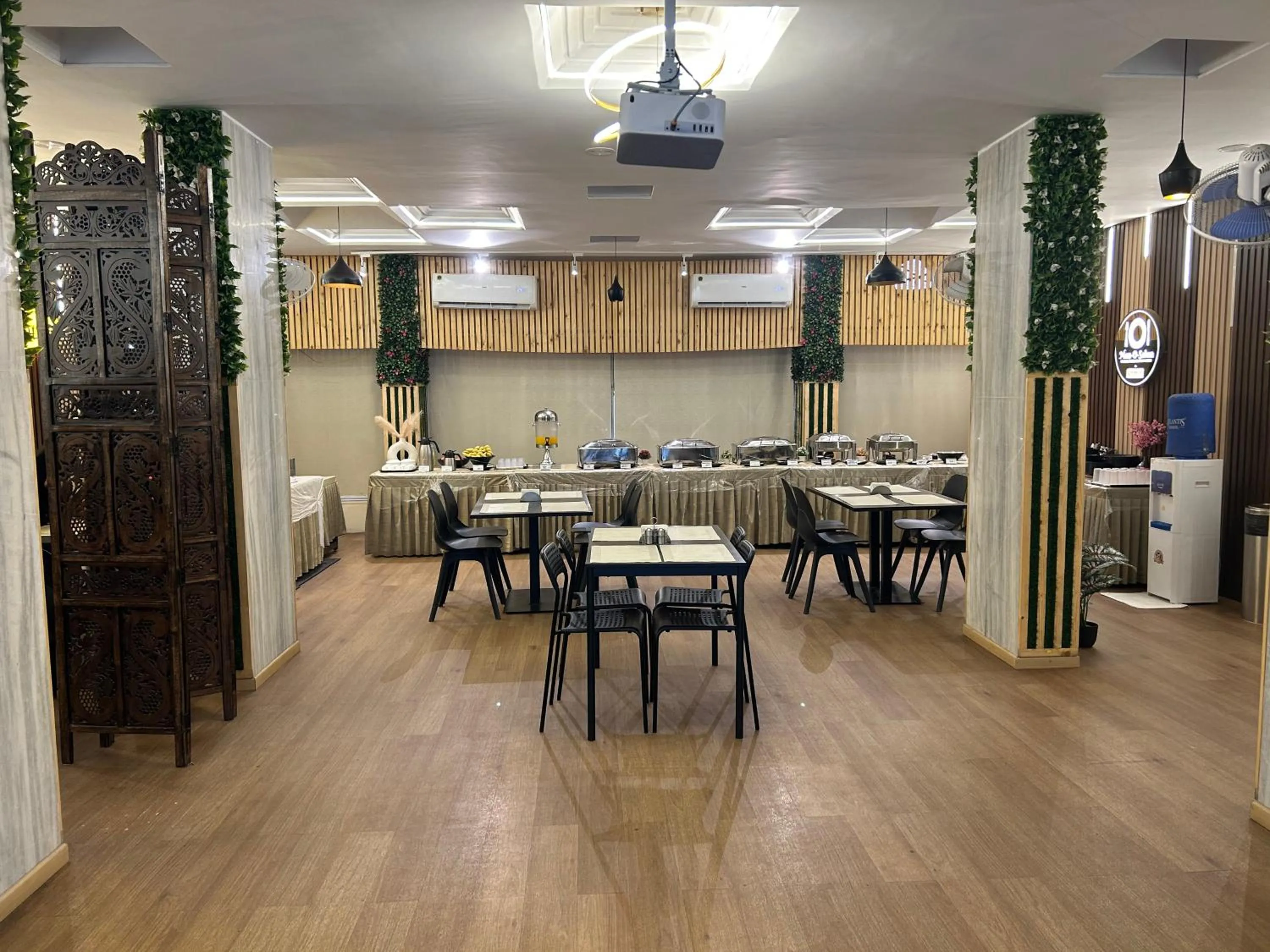 Restaurant/places to eat in New Hotel Suhail