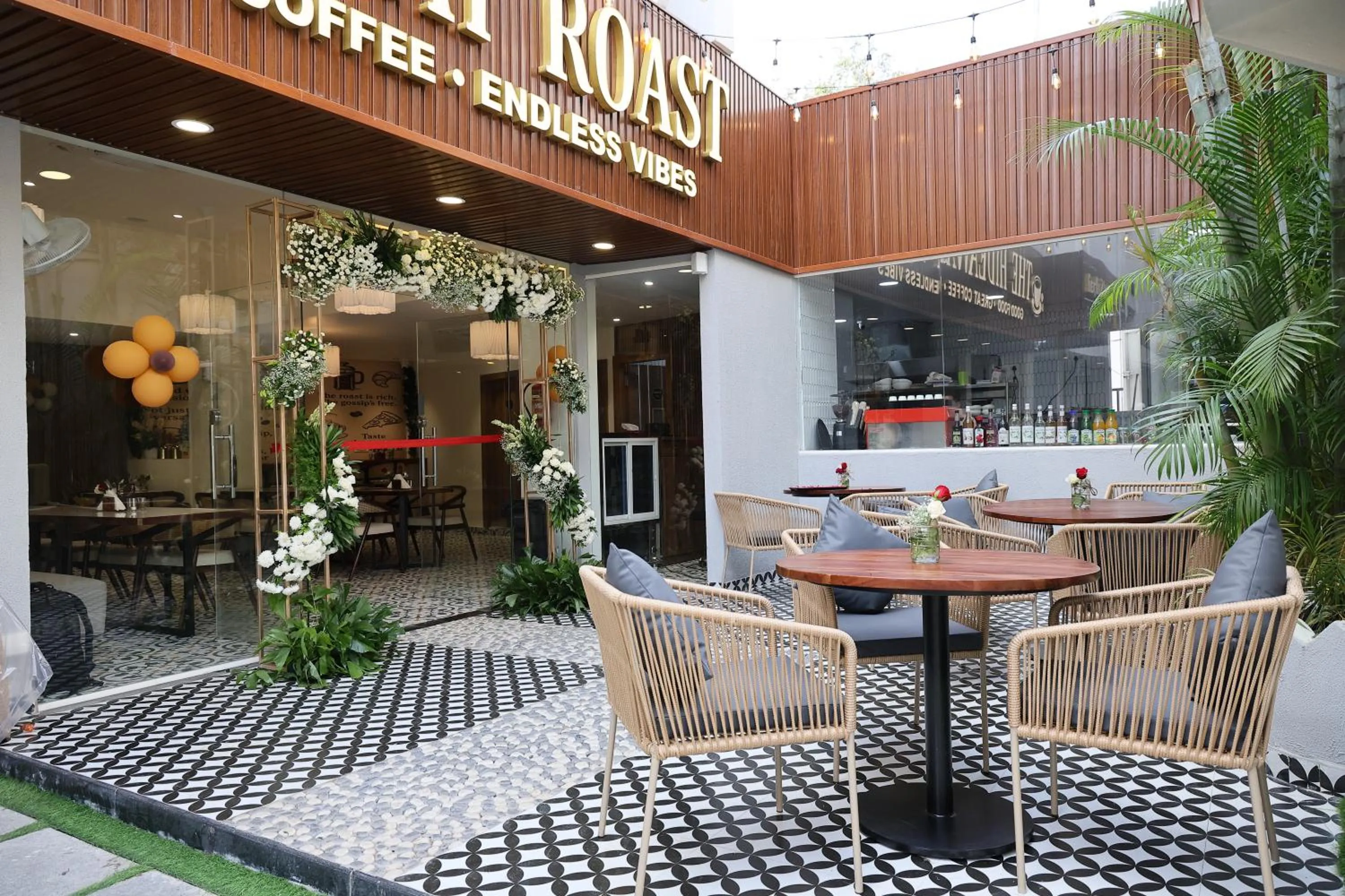 Restaurant/places to eat in New Hotel Suhail