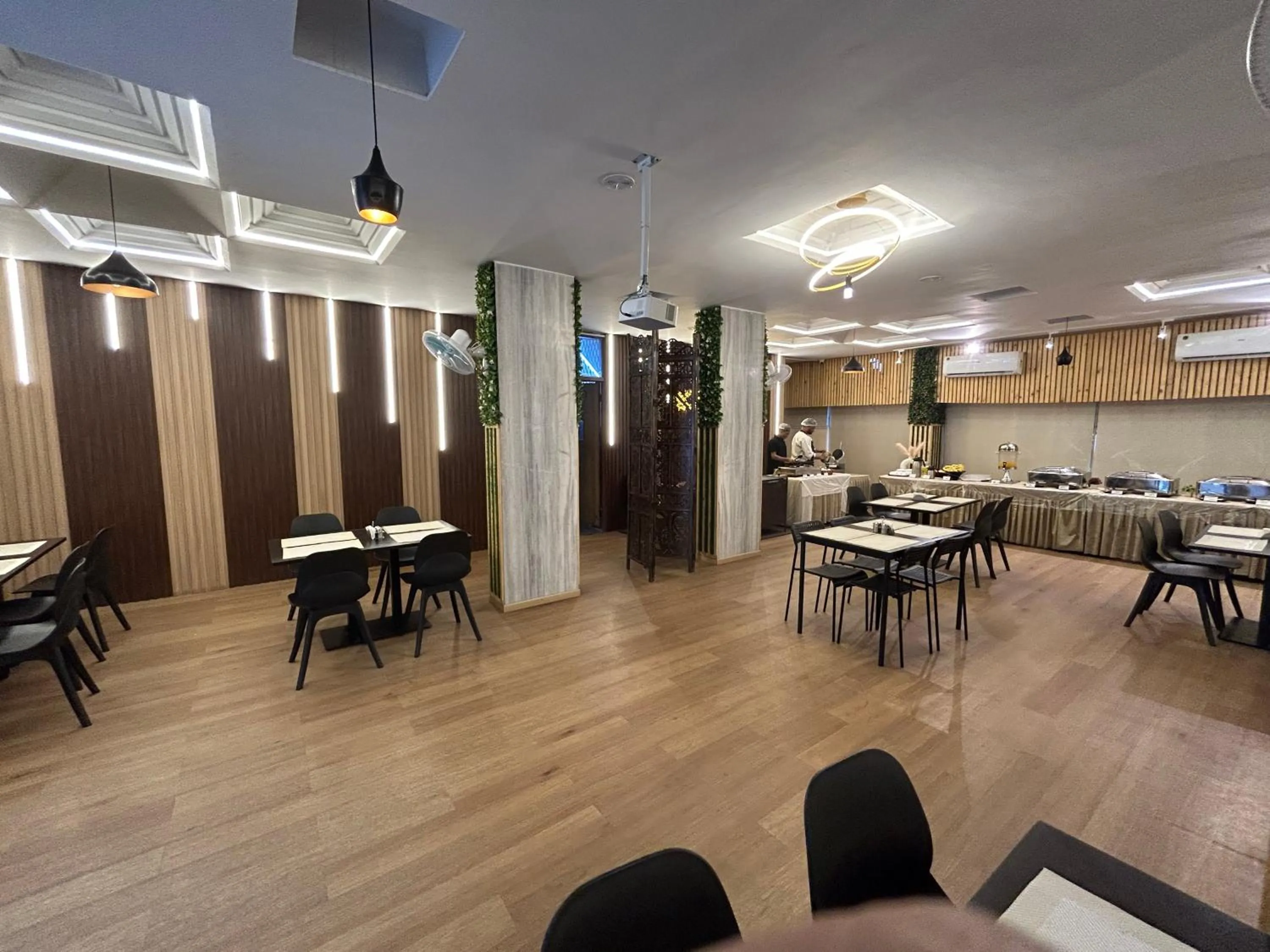 Restaurant/places to eat in New Hotel Suhail