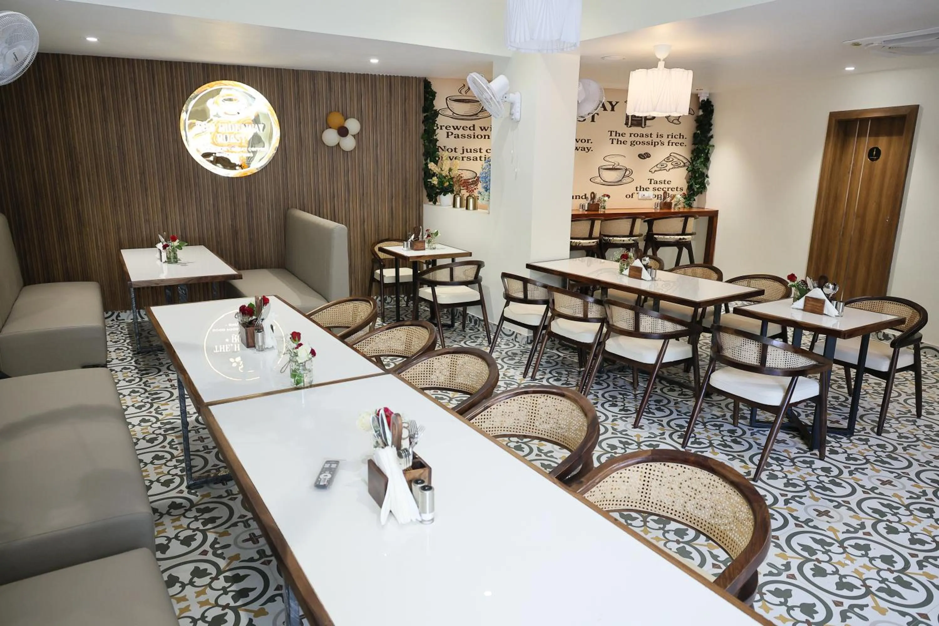 Restaurant/places to eat in New Hotel Suhail