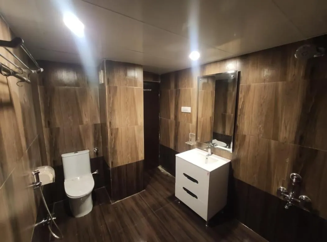 Toilet in New Hotel Suhail