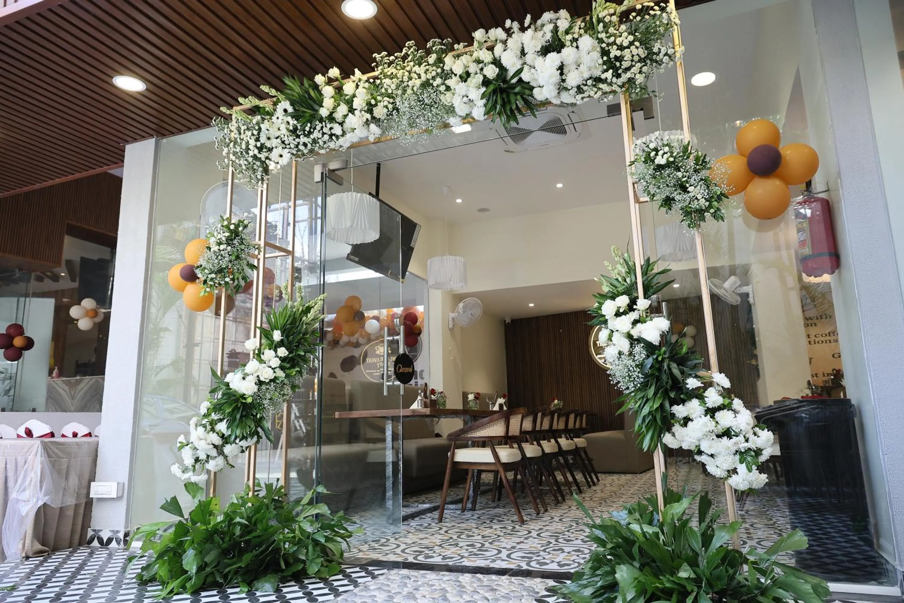 Restaurant/places to eat in New Hotel Suhail