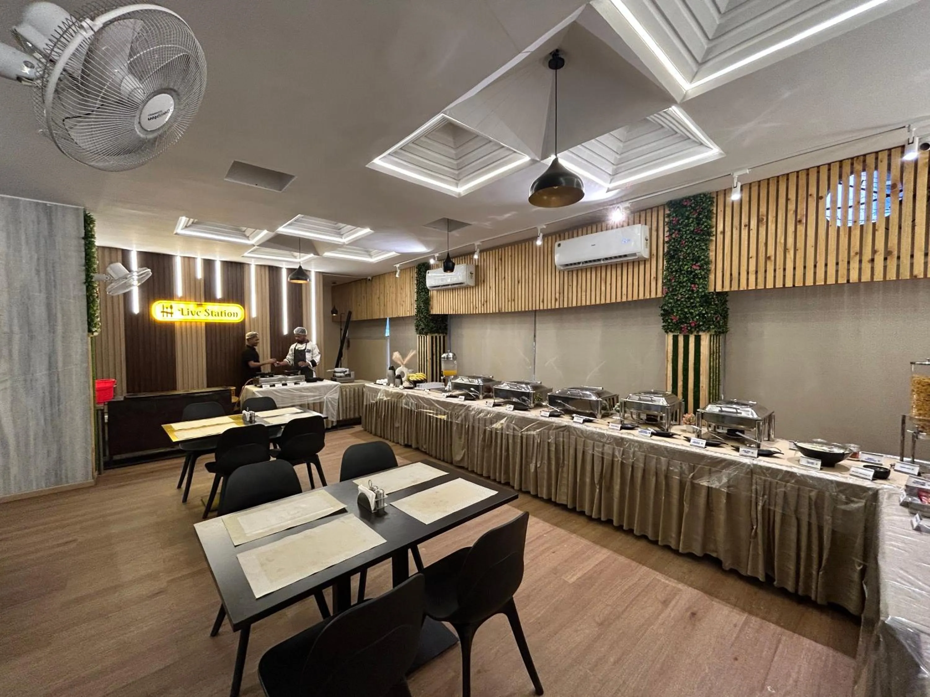 Restaurant/places to eat in New Hotel Suhail